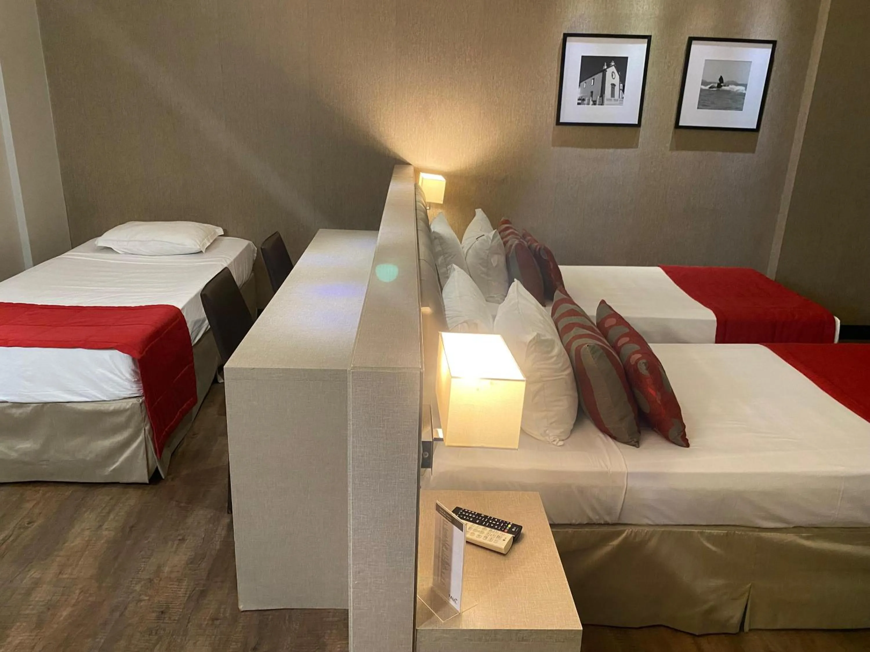 Photo of the whole room, Bed in Faial Prime Suítes