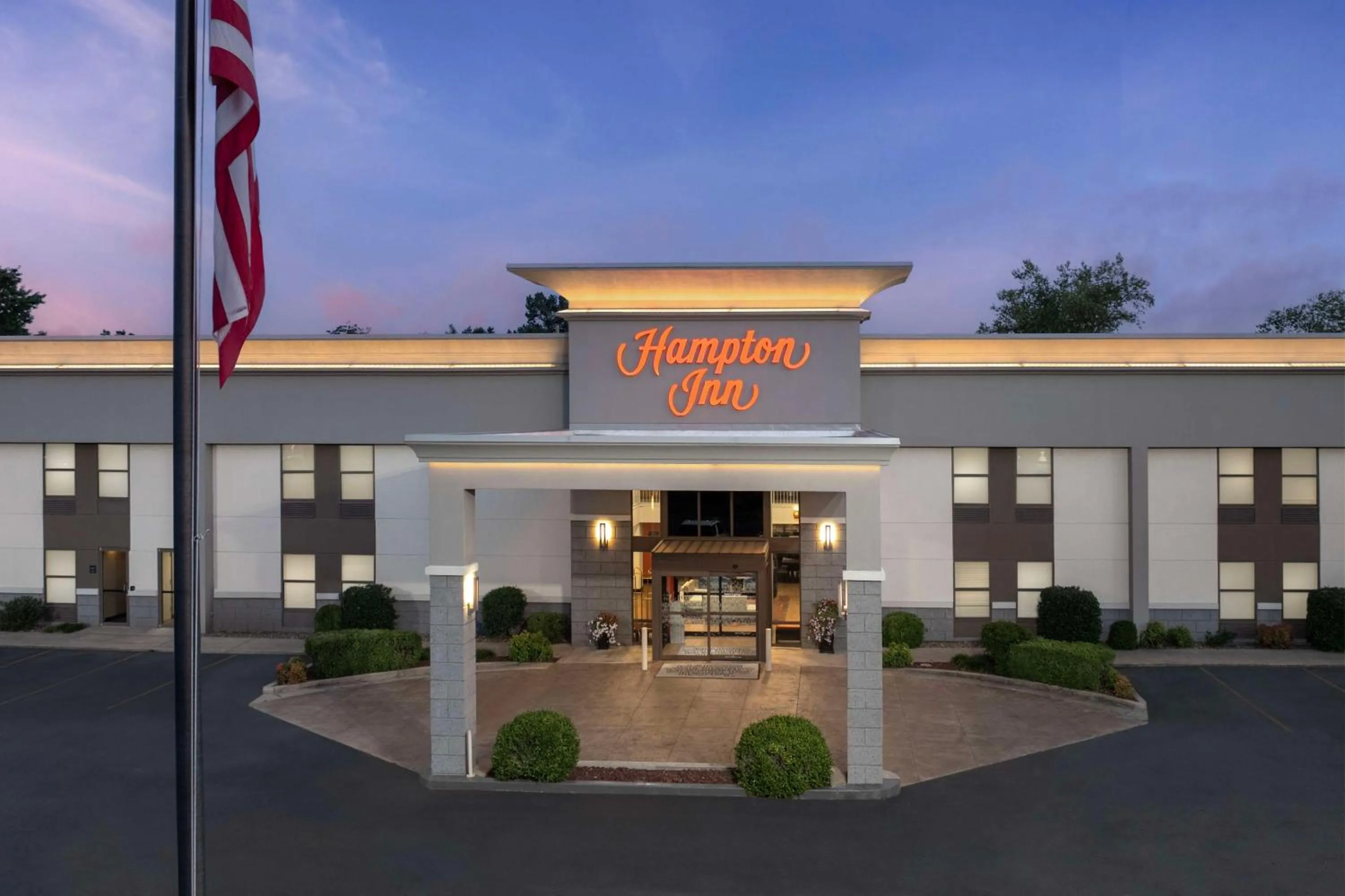 Property building in Hampton Inn Russellville