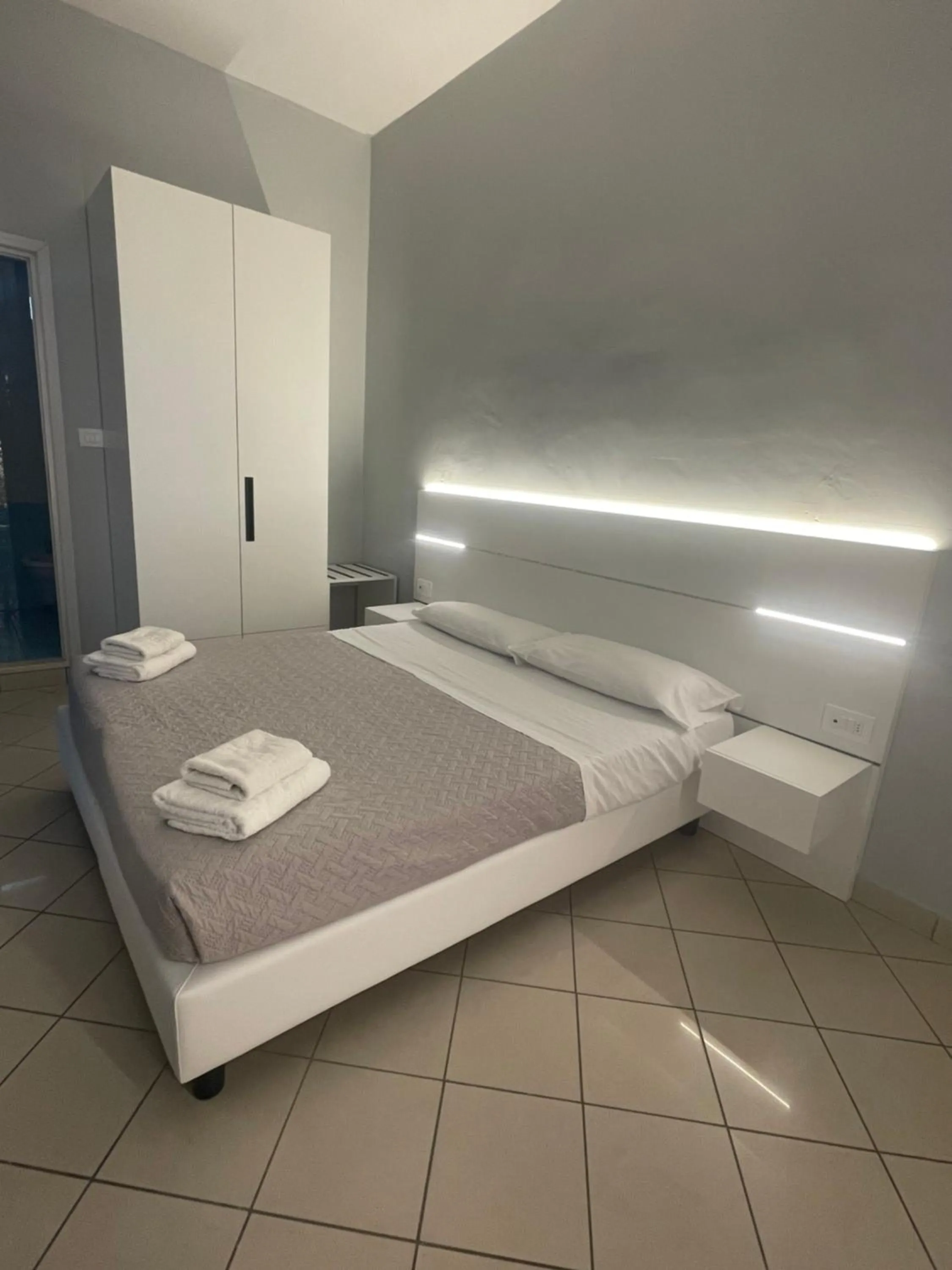 Photo of the whole room, Bed in Hotel Scarlet