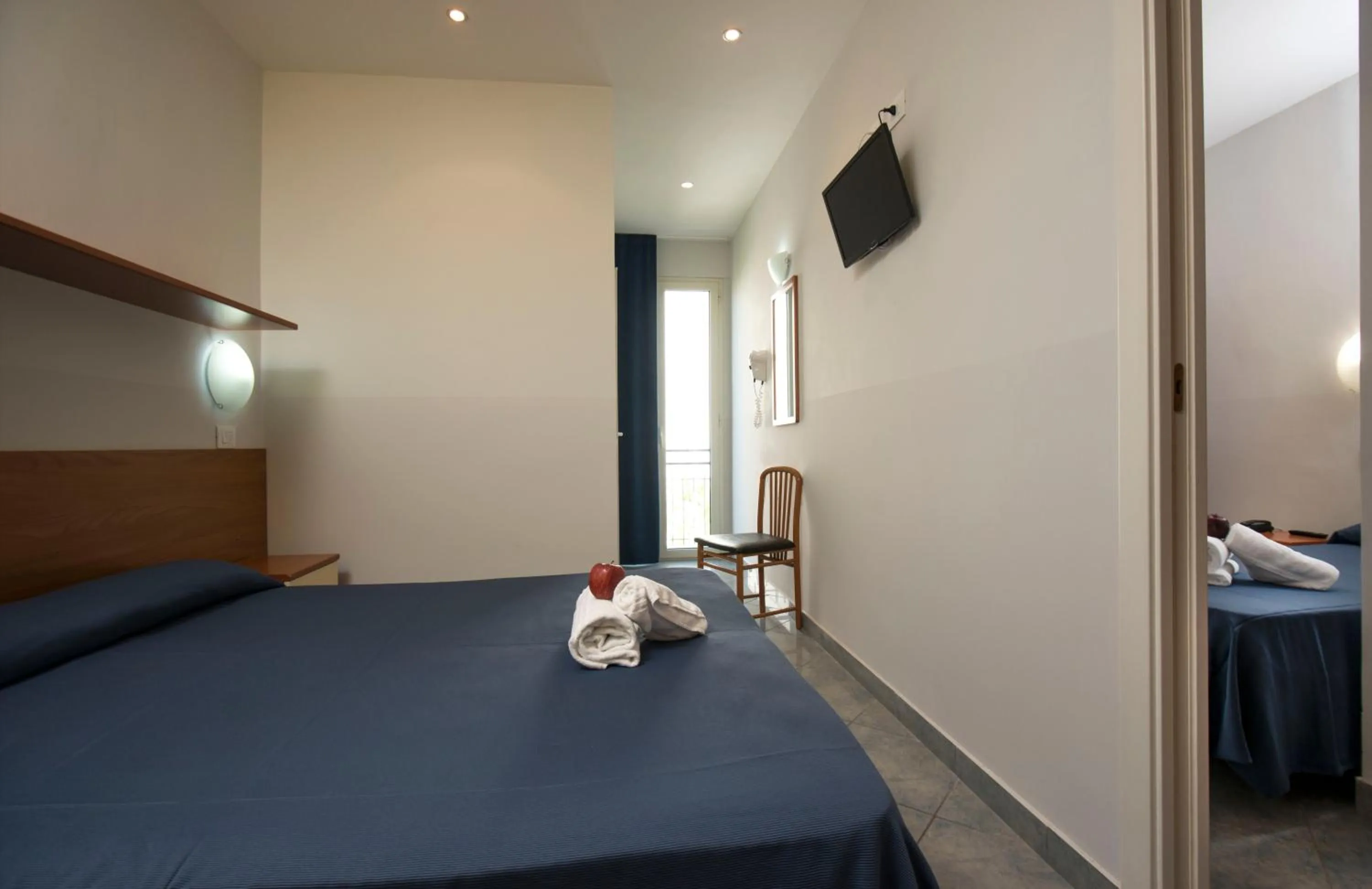 Photo of the whole room, Bed in Hotel Scarlet