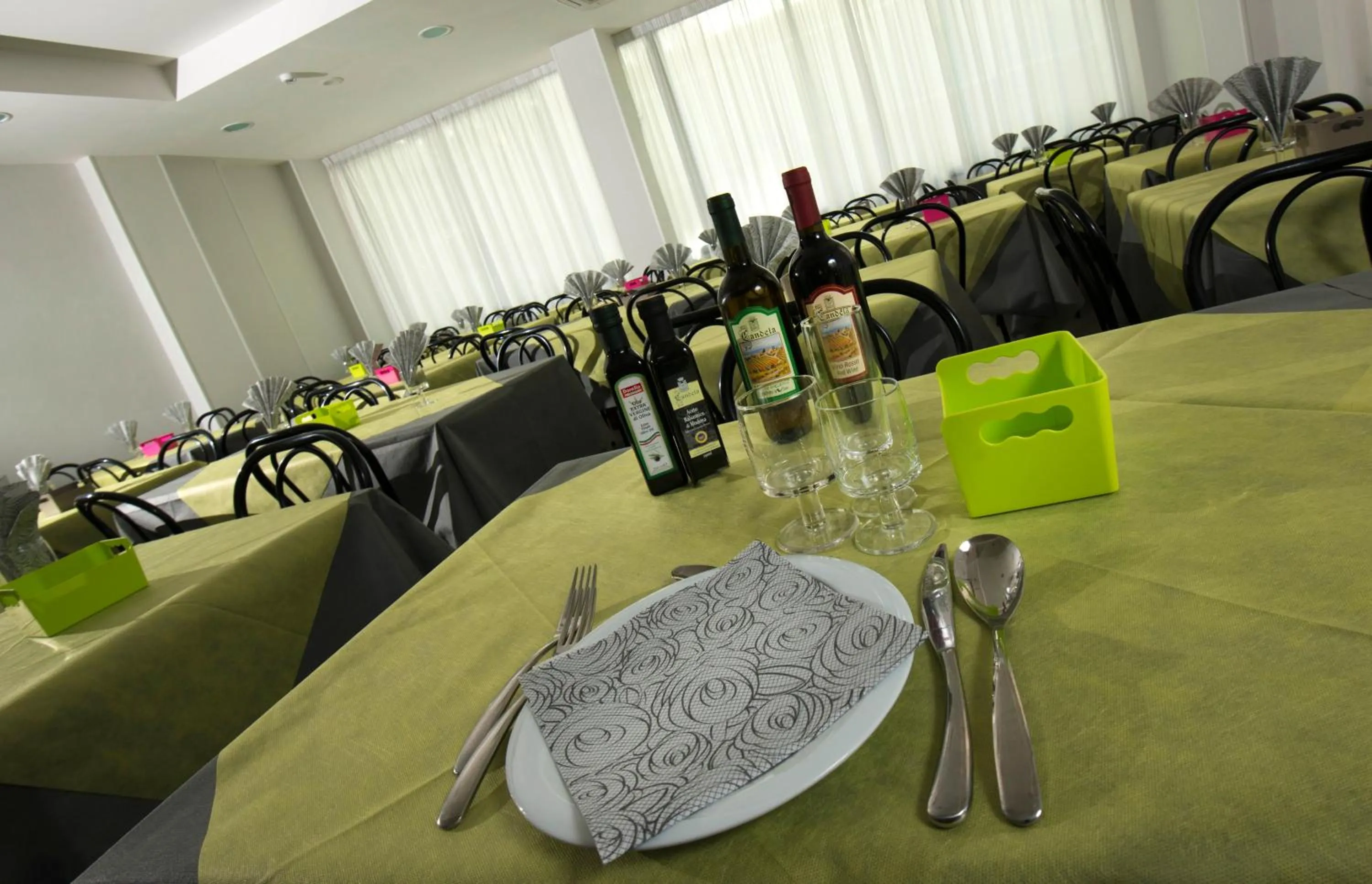 Restaurant/places to eat in Hotel Scarlet