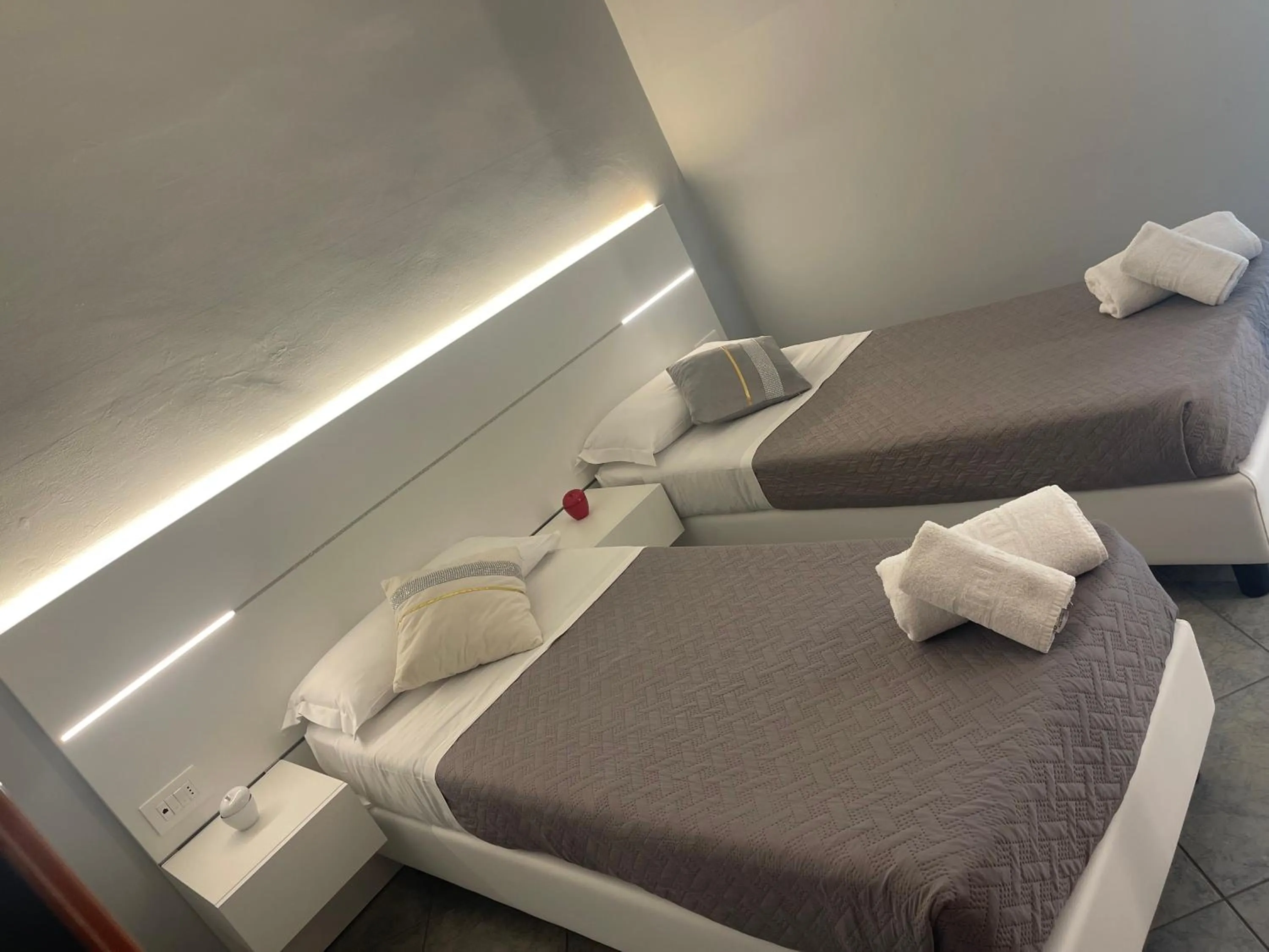 Photo of the whole room, Bed in Hotel Scarlet