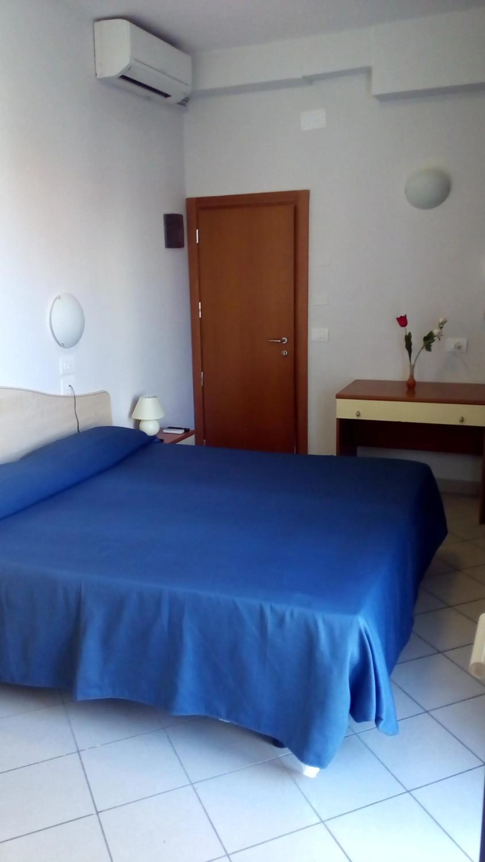 Photo of the whole room, Bed in Hotel Scarlet