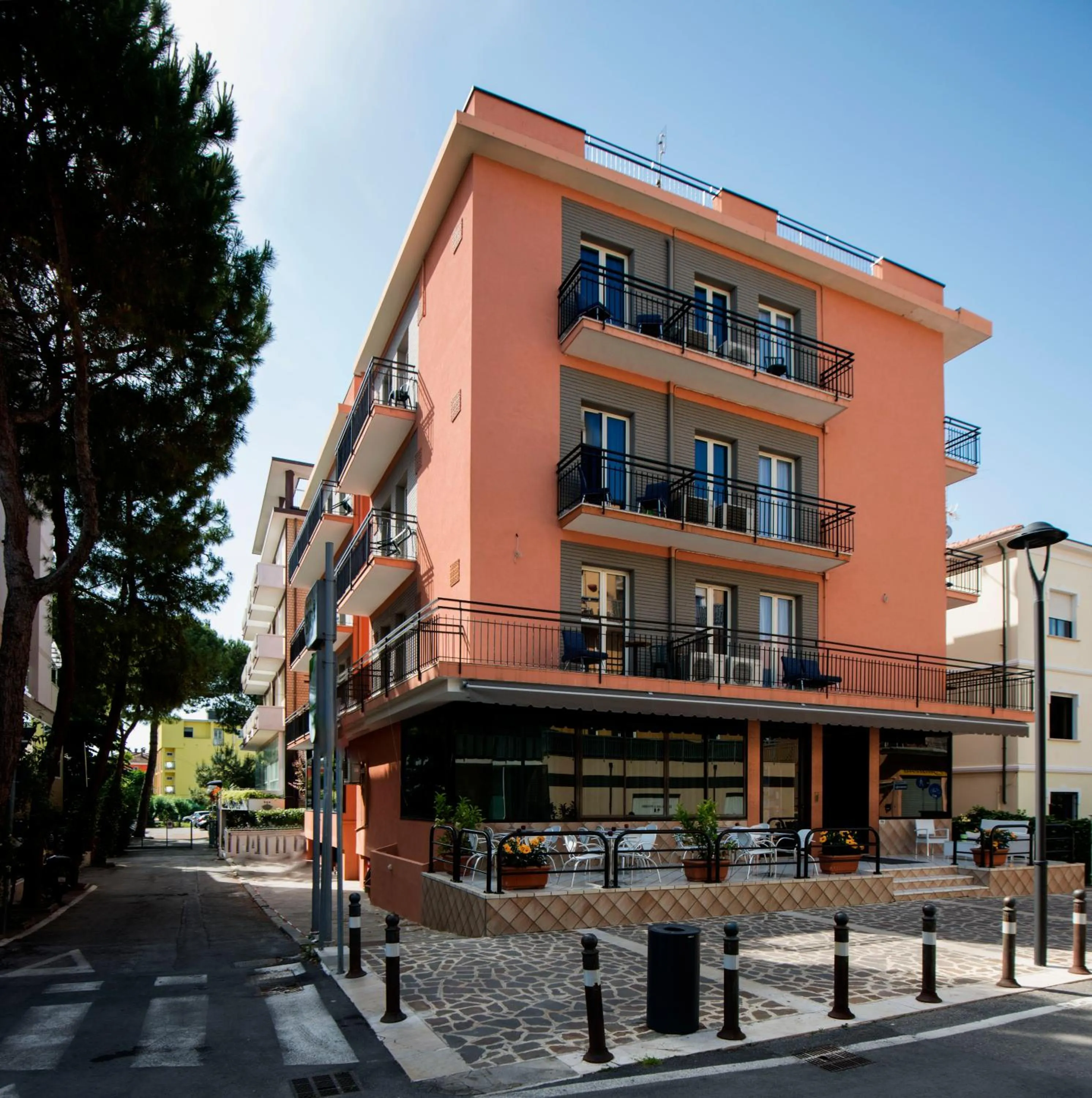 Facade/entrance in Hotel Scarlet