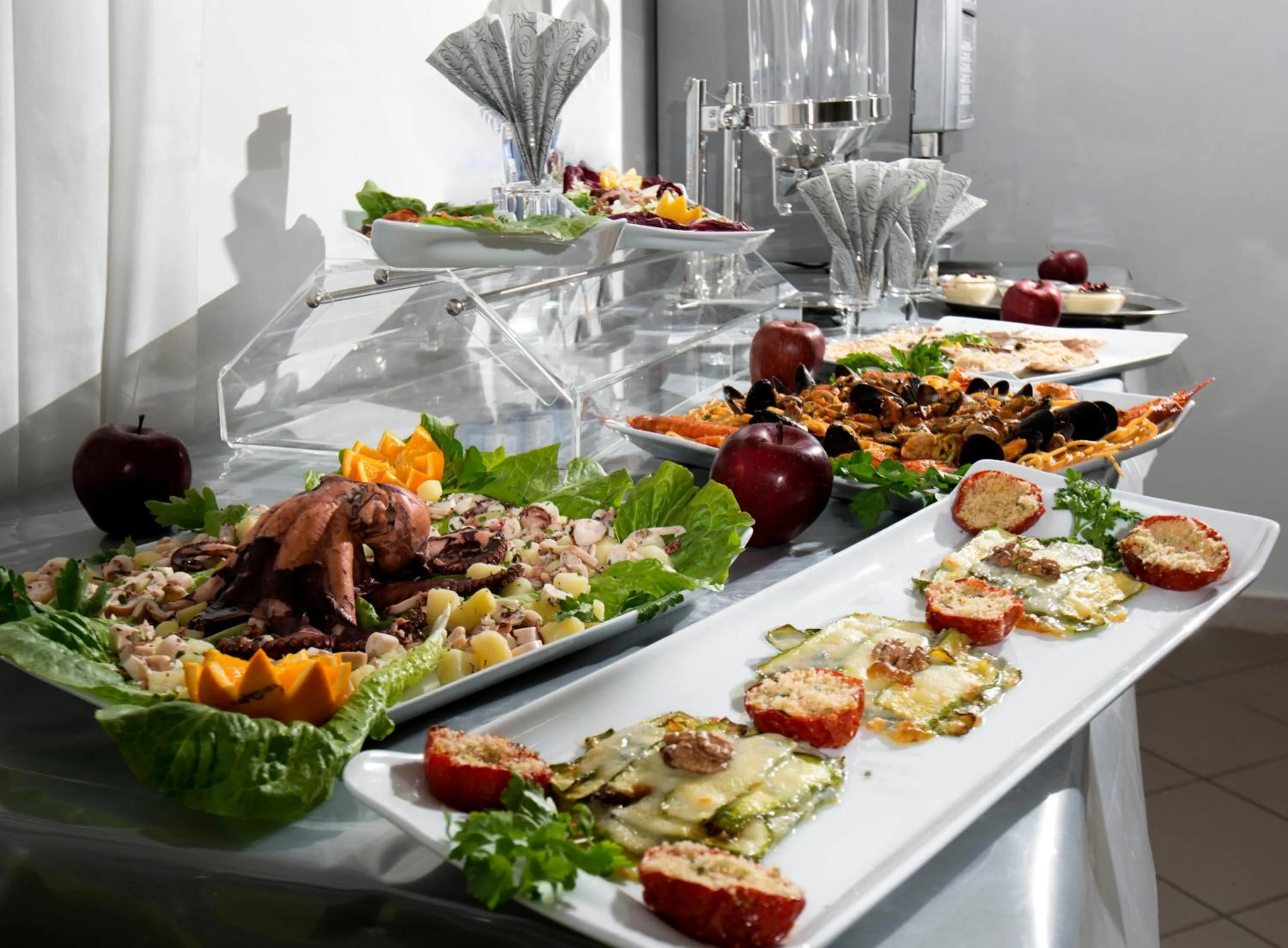 Restaurant/places to eat in Hotel Scarlet