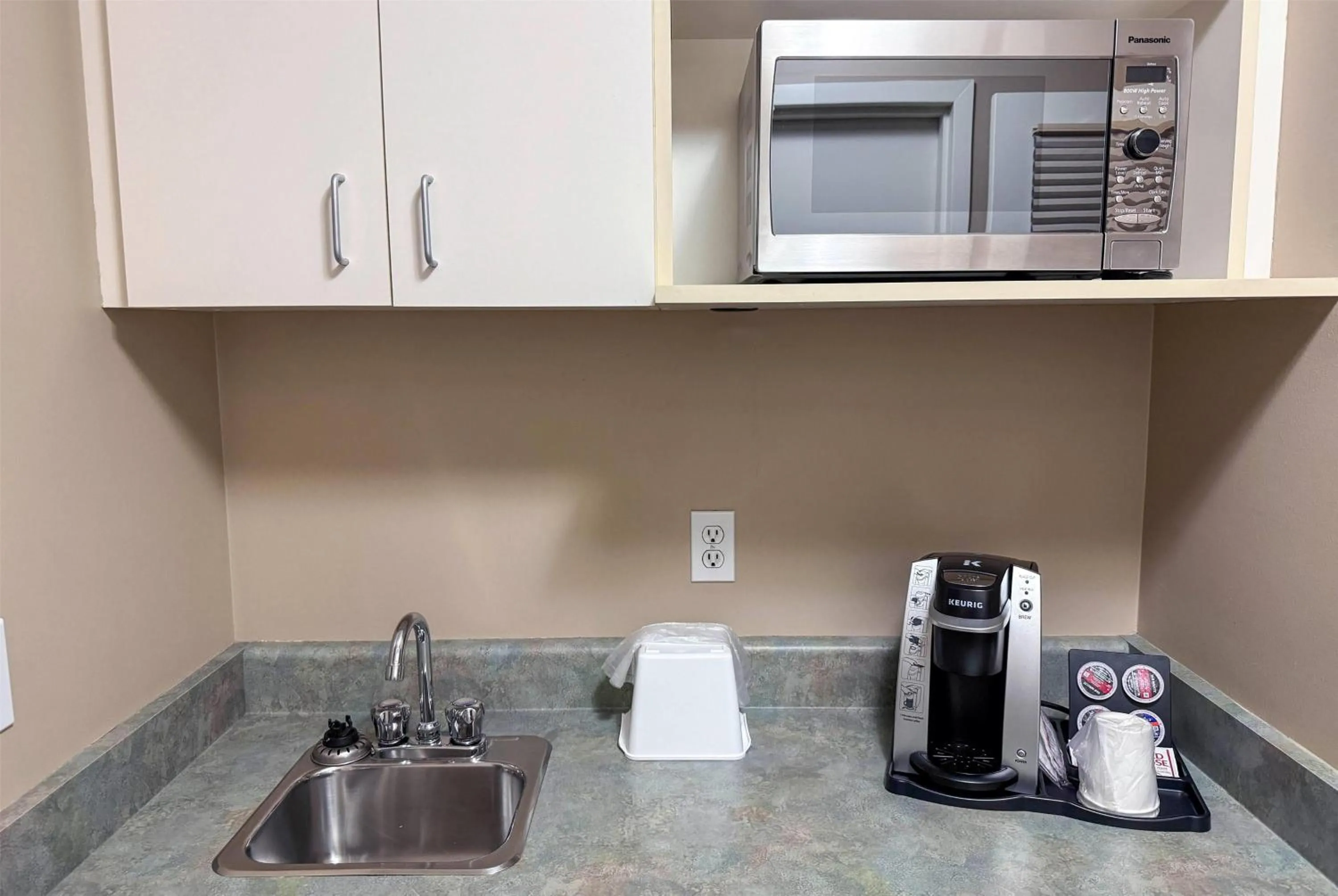 Photo of the whole room in Super 8 by Wyndham Edmonton South