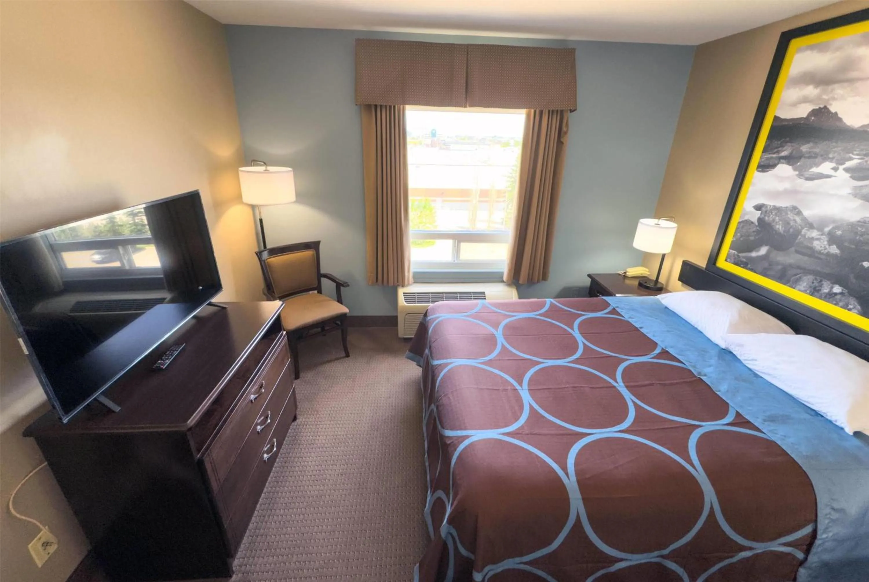Photo of the whole room, Bed in Super 8 by Wyndham Edmonton South