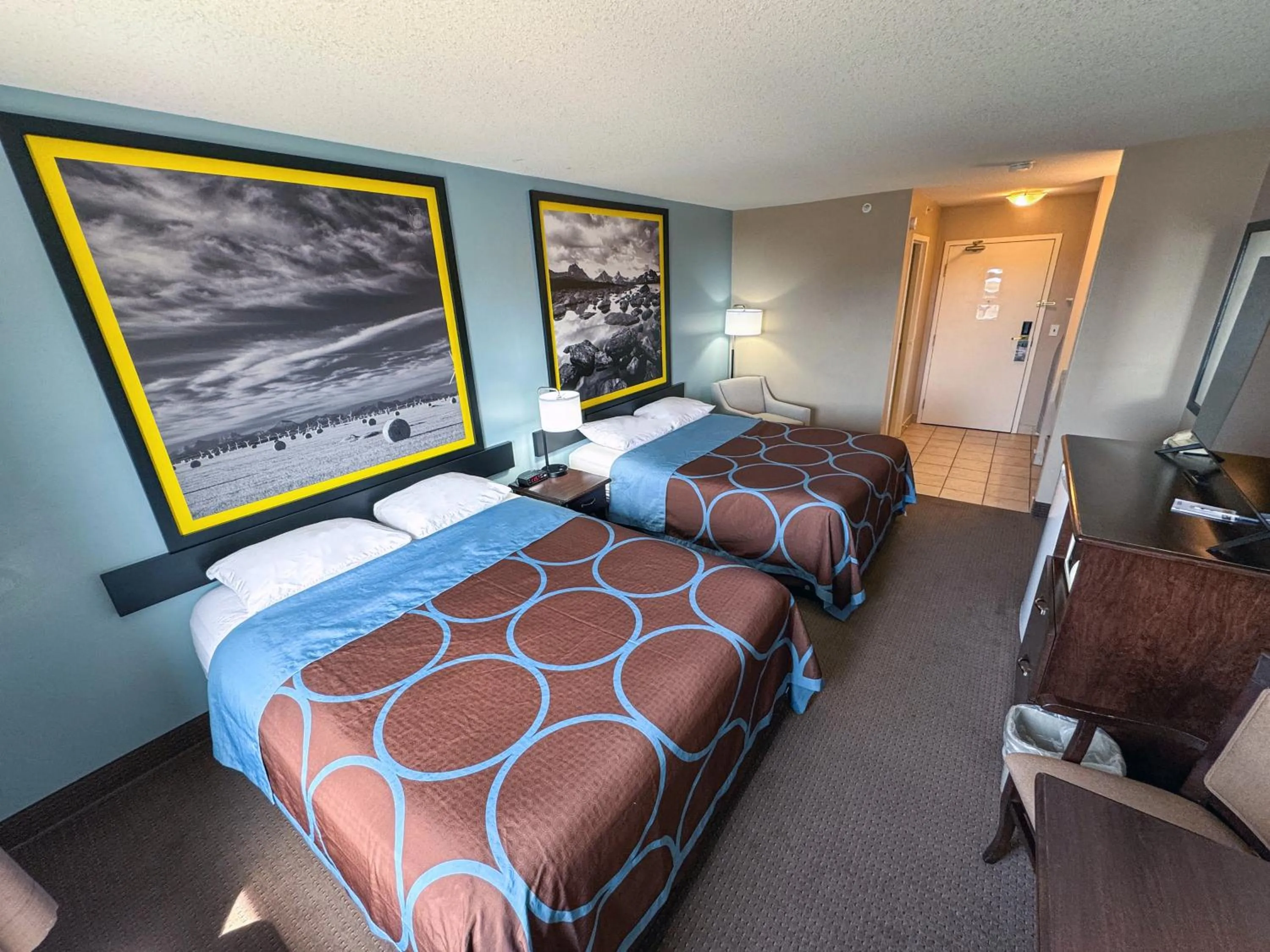 Photo of the whole room, Bed in Super 8 by Wyndham Edmonton South