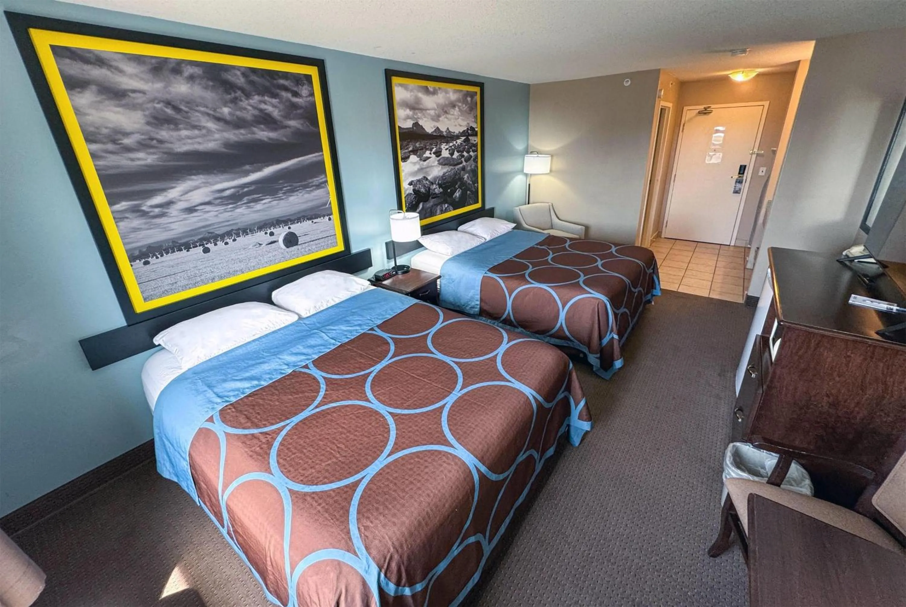 Photo of the whole room, Bed in Super 8 by Wyndham Edmonton South