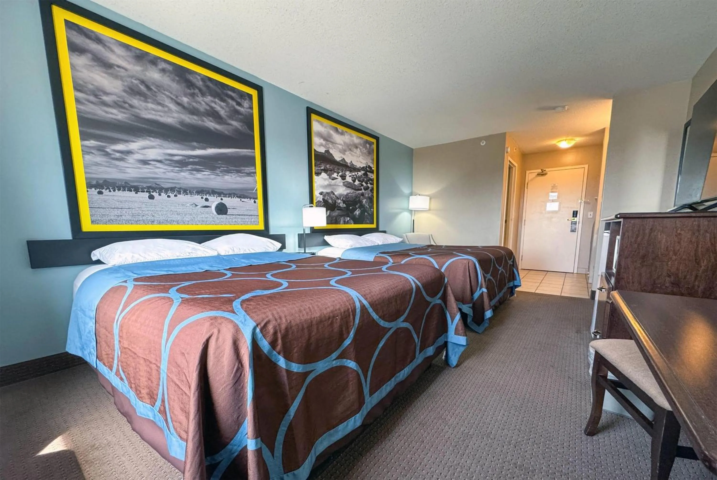 Photo of the whole room, Bed in Super 8 by Wyndham Edmonton South