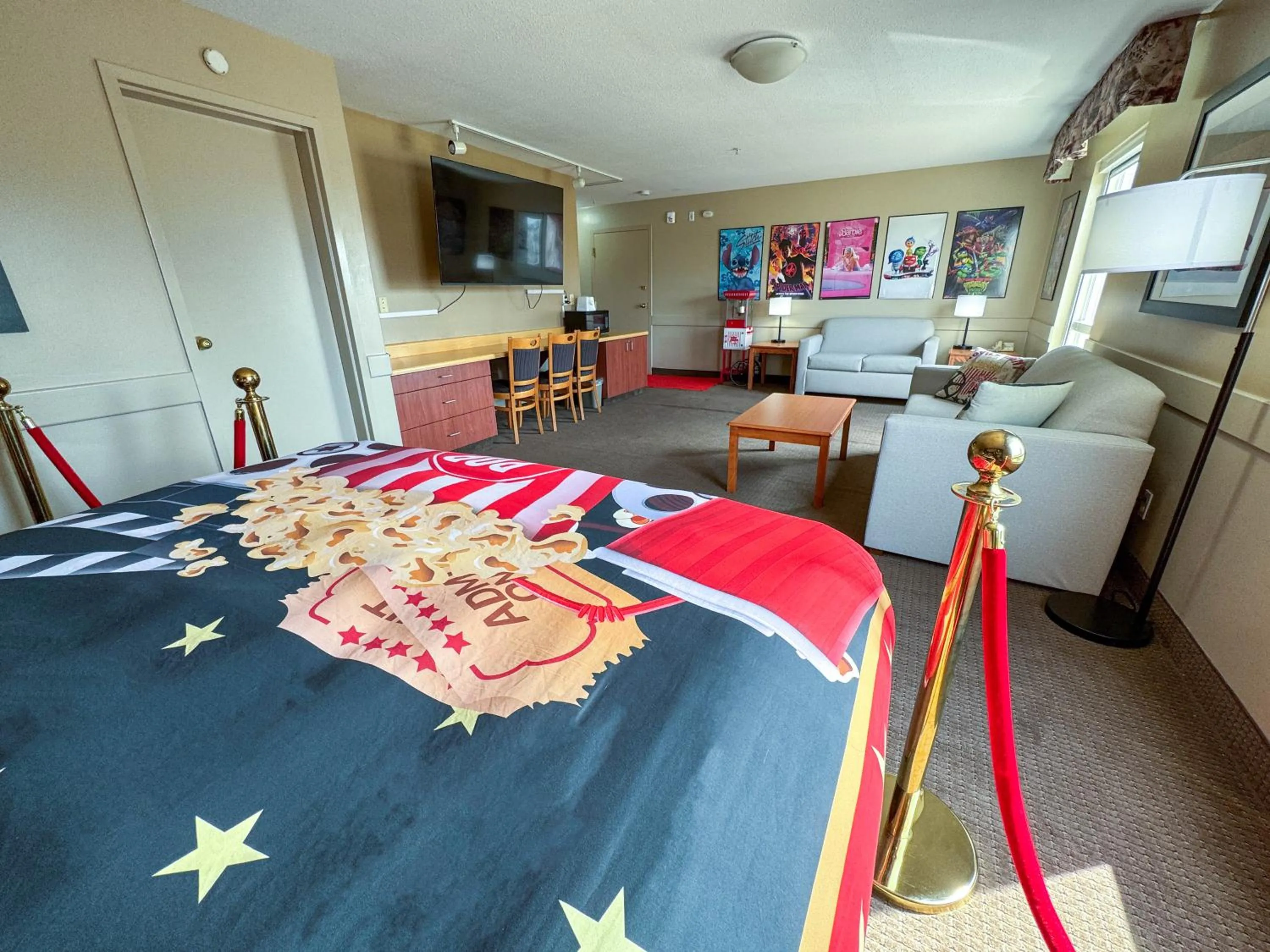 Living room, Bed in Super 8 by Wyndham Edmonton South