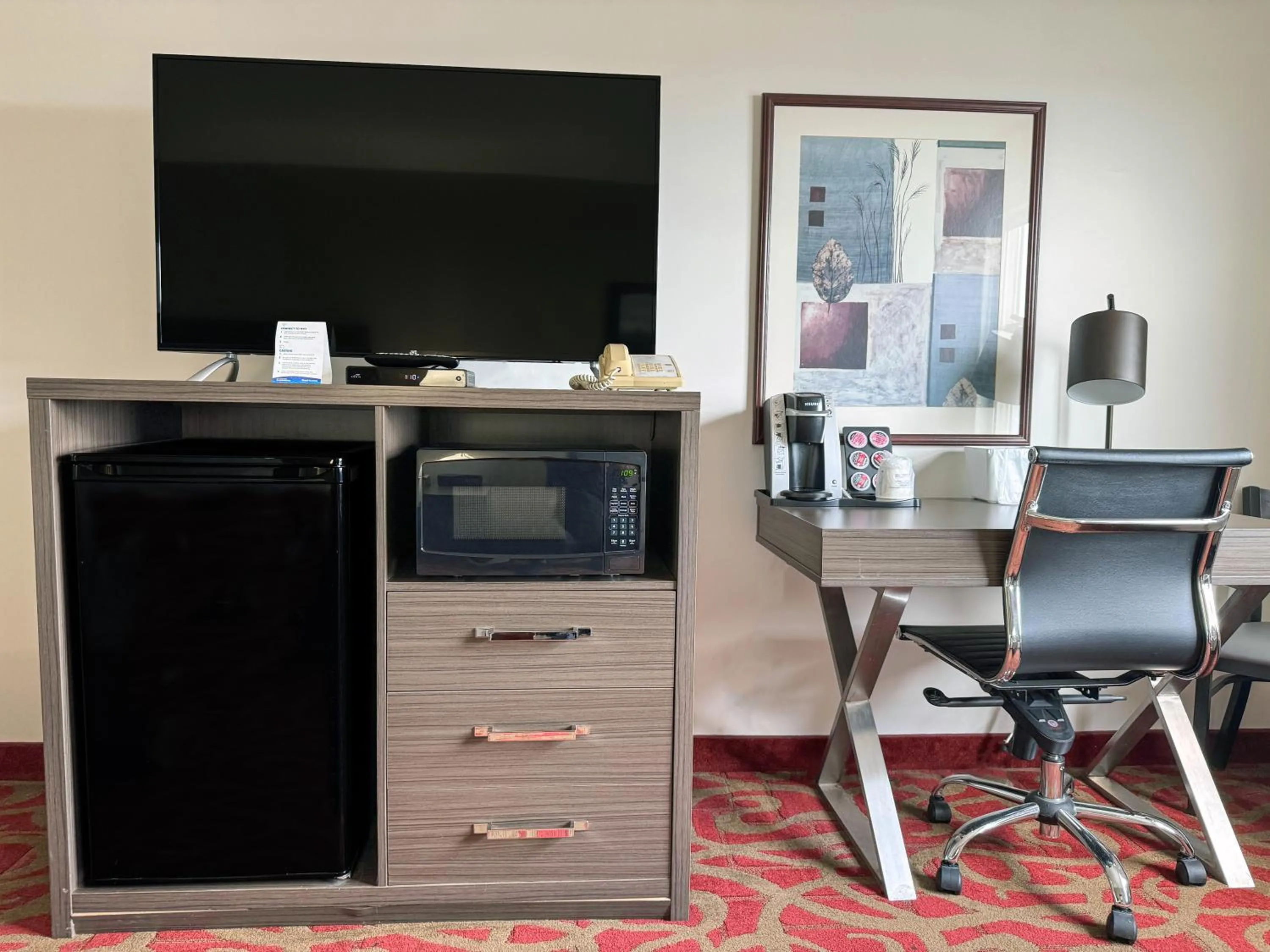 TV and multimedia in Ramada by Wyndham Sherwood Park