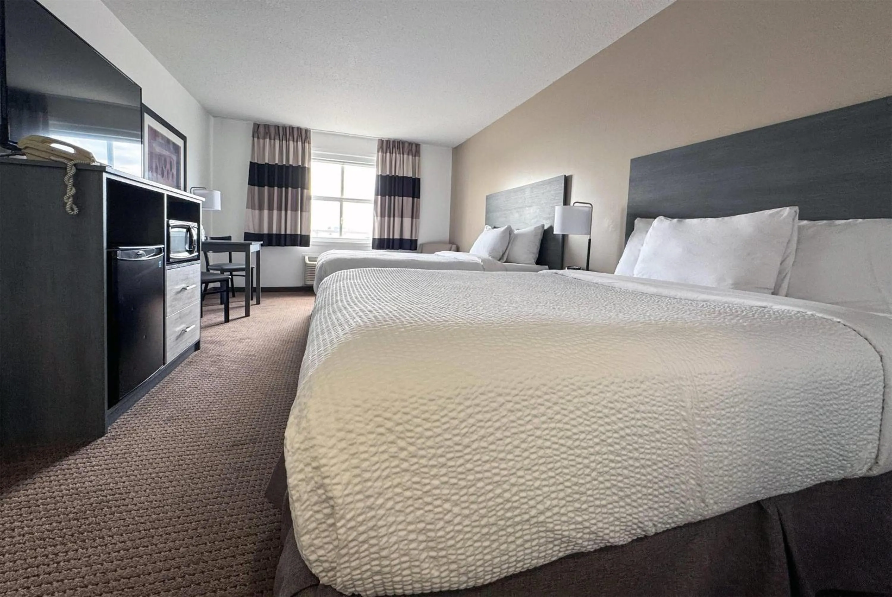 Photo of the whole room, Bed in Ramada by Wyndham Sherwood Park