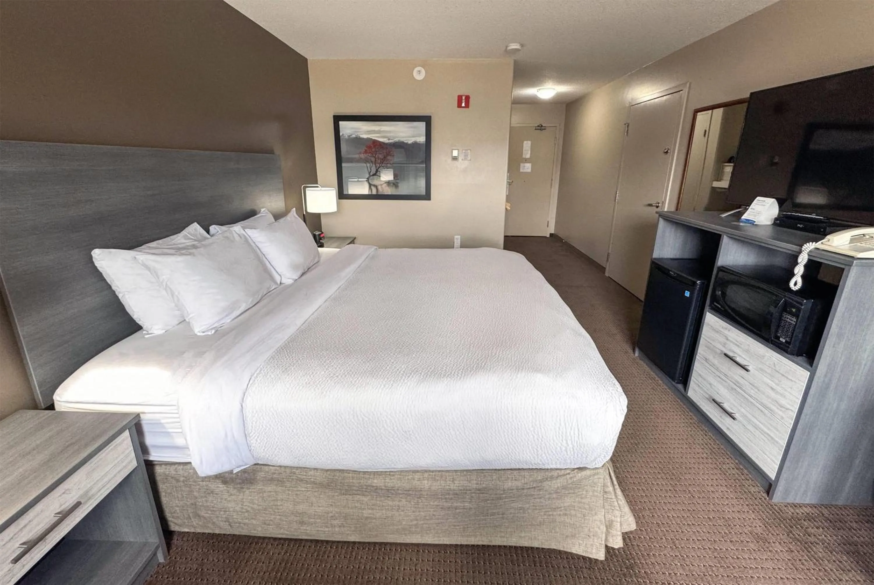 Photo of the whole room, Bed in Ramada by Wyndham Sherwood Park