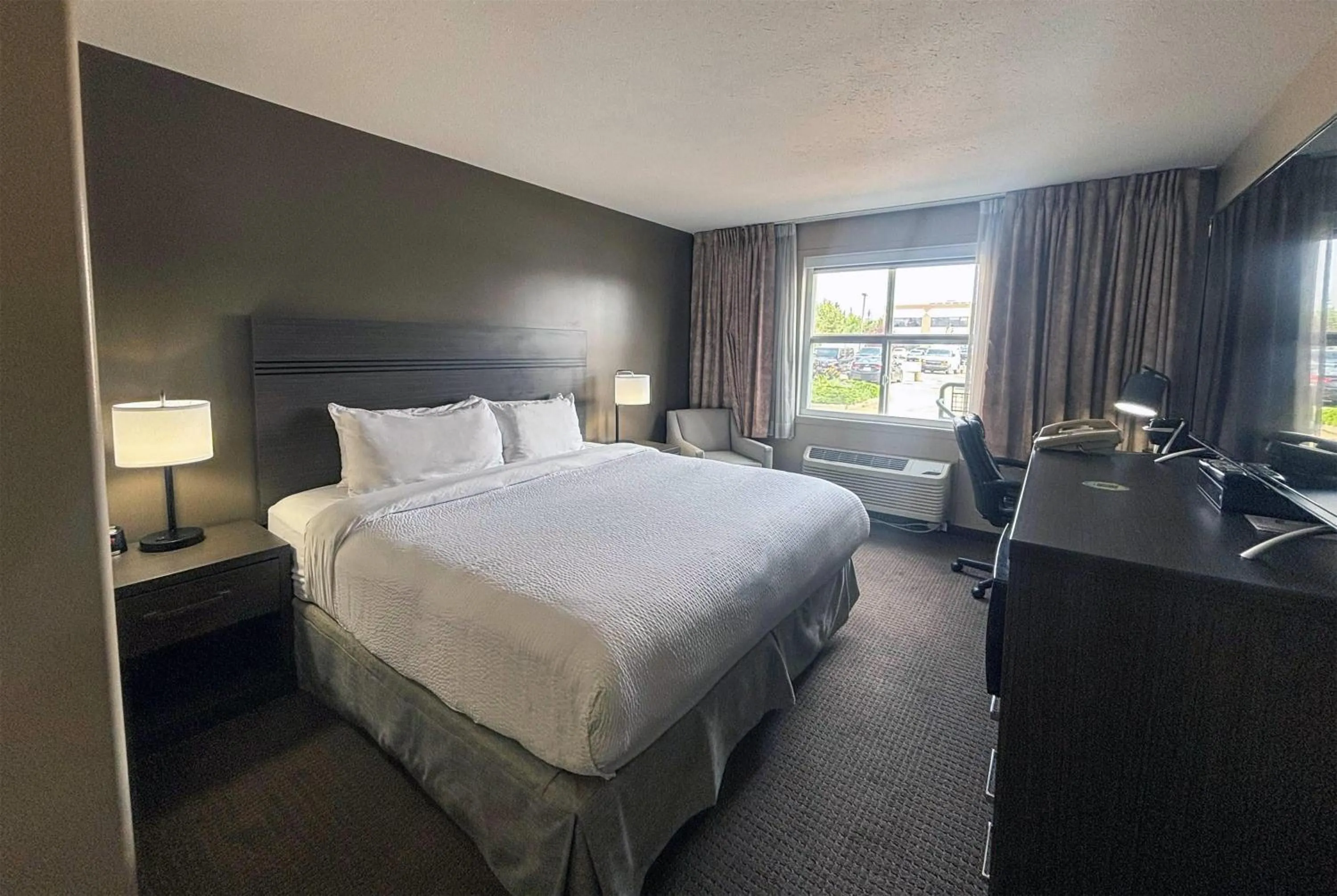 Photo of the whole room, Bed in Ramada by Wyndham Sherwood Park