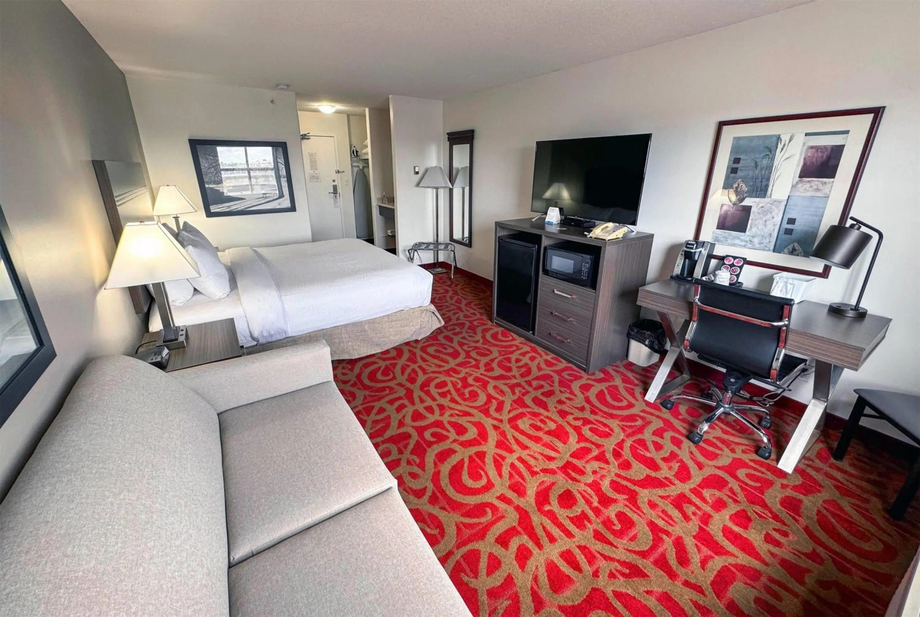 Photo of the whole room, Bed in Ramada by Wyndham Sherwood Park