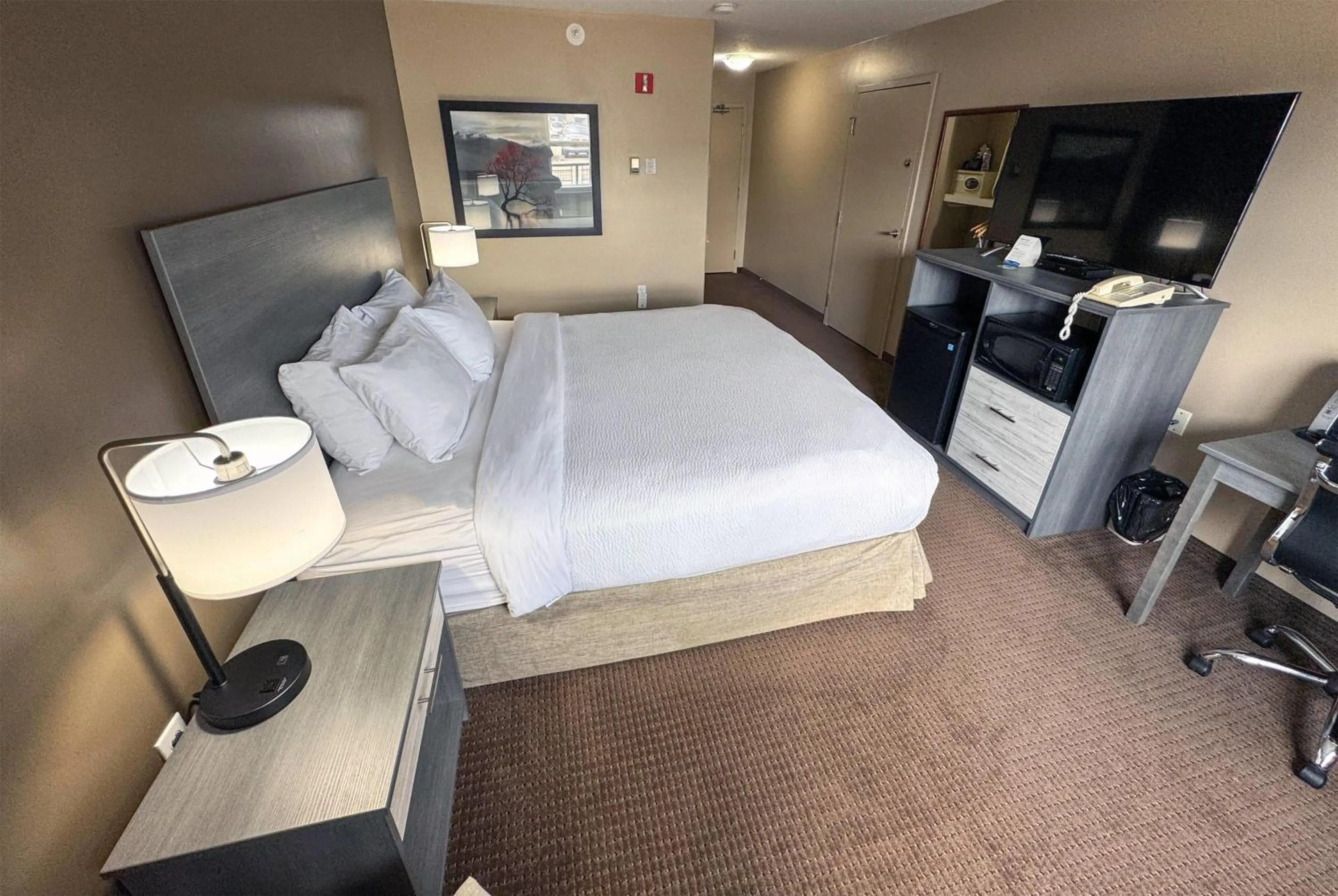 Photo of the whole room, Bed in Ramada by Wyndham Sherwood Park