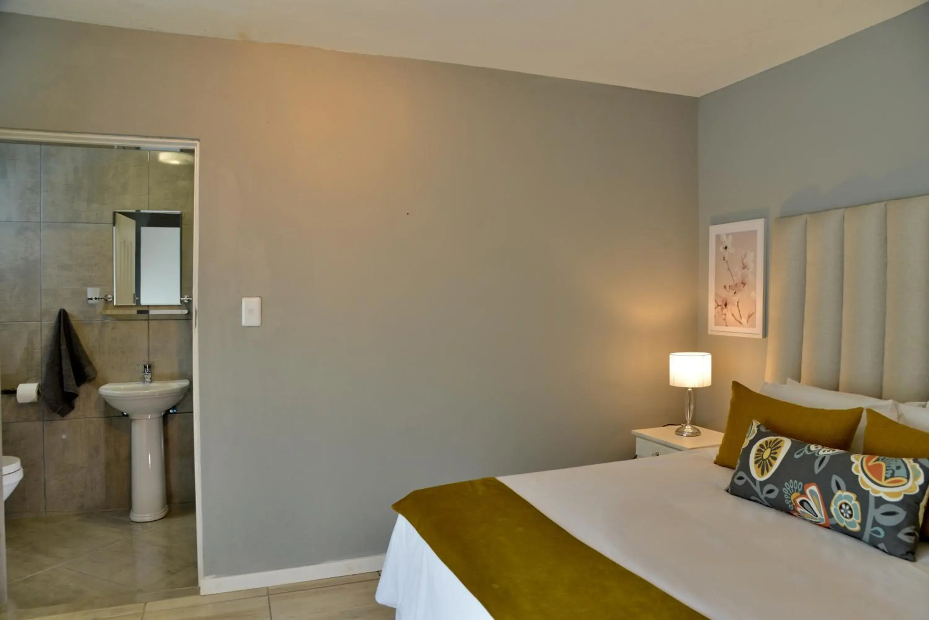 Standard Queen Room in The Shore House Standard Queen Room in The Shore House