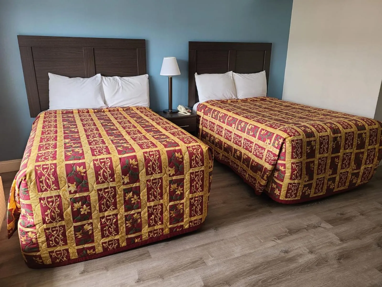 Photo of the whole room, Bed in All Seasons Lodge