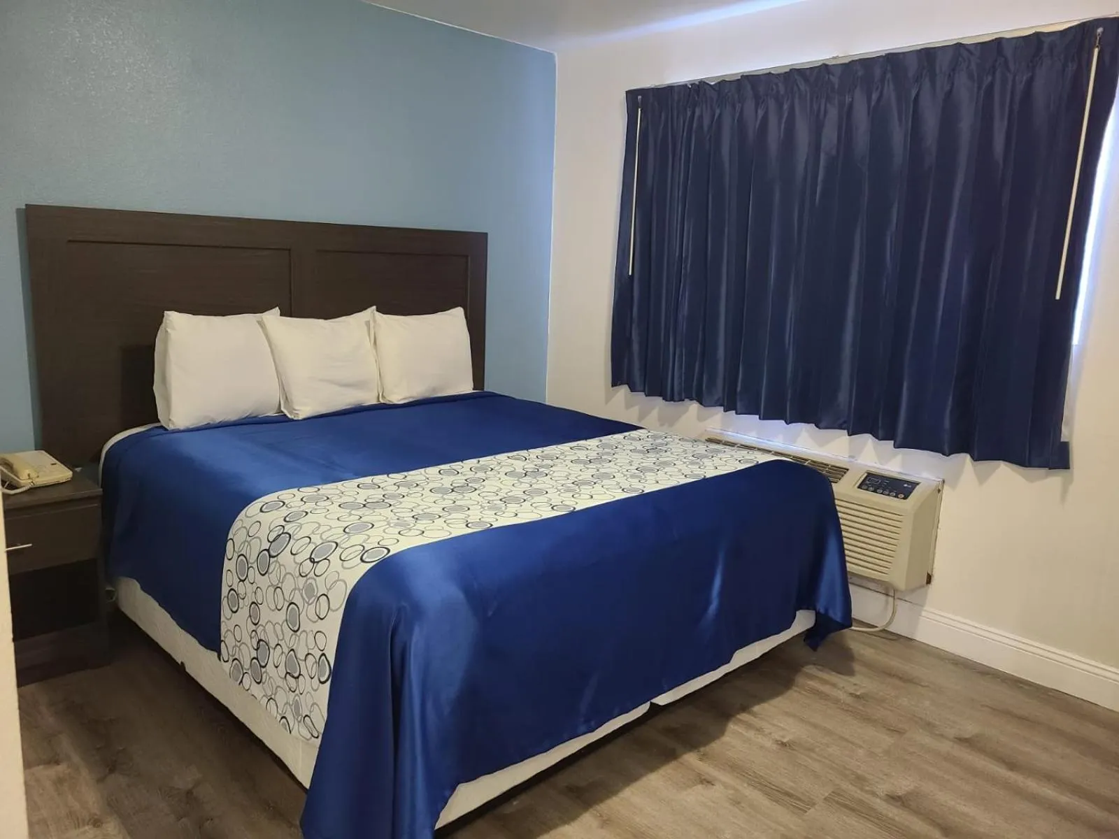 Bed in All Seasons Lodge