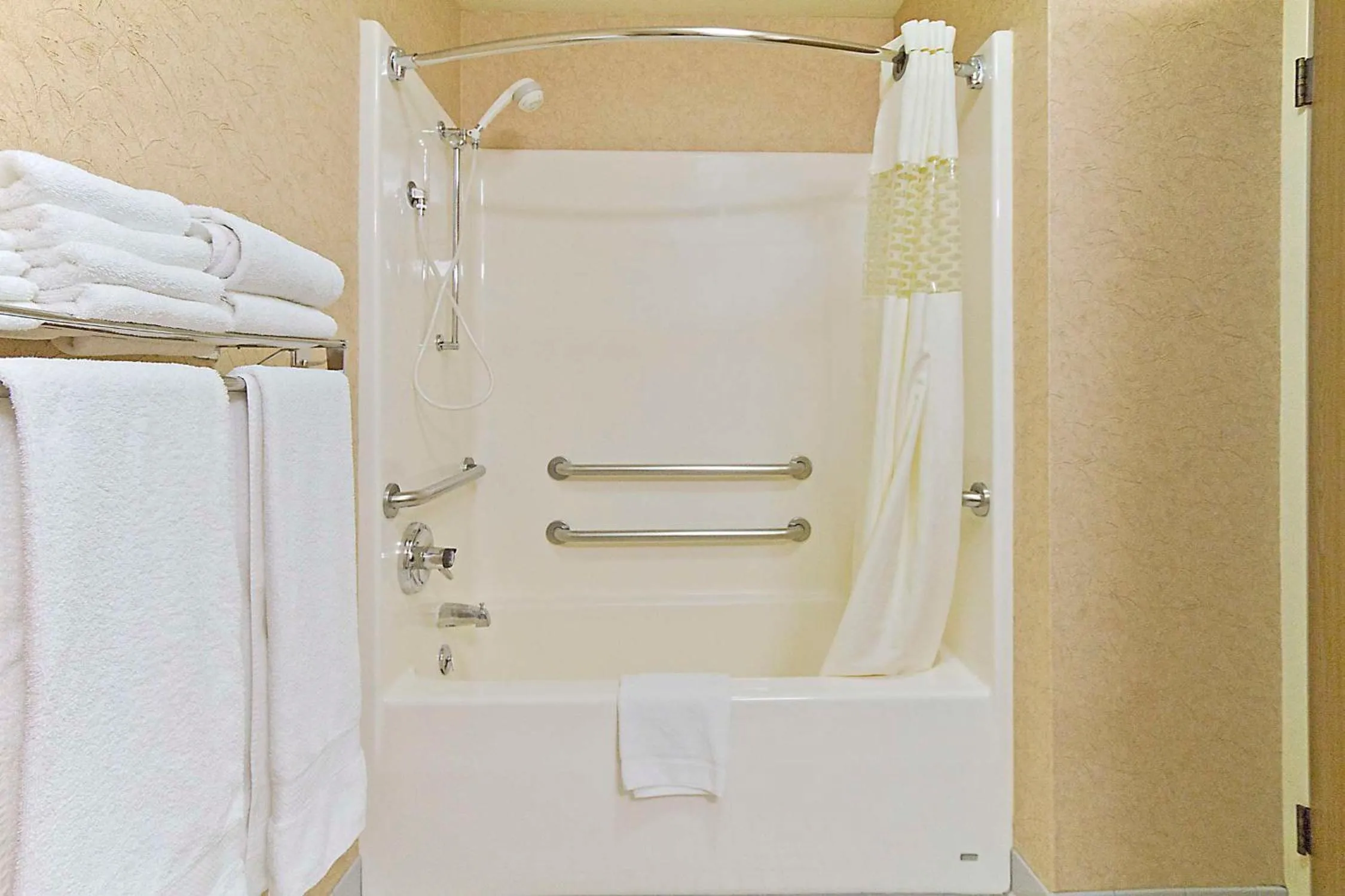 Bathroom in Comfort Inn Missoula North Shopping District