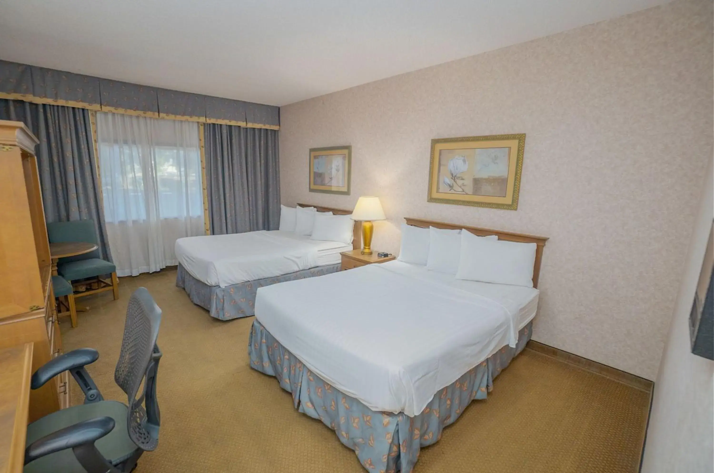 Queen Room with Two Queen Beds in Piccadilly Inn Airport Queen Room with Two Queen Beds in Piccadilly Inn Airport