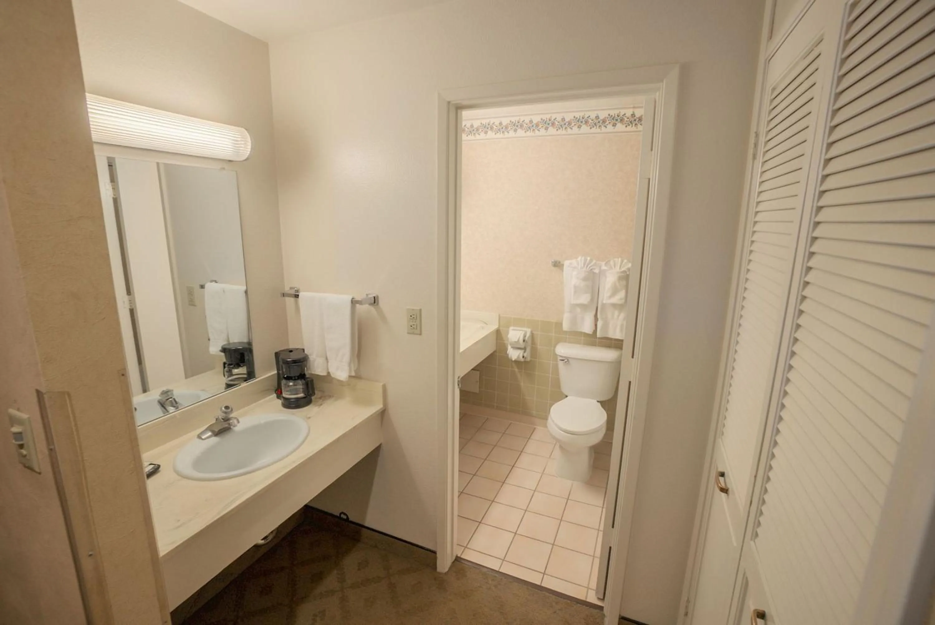 Bathroom in Piccadilly Inn Airport