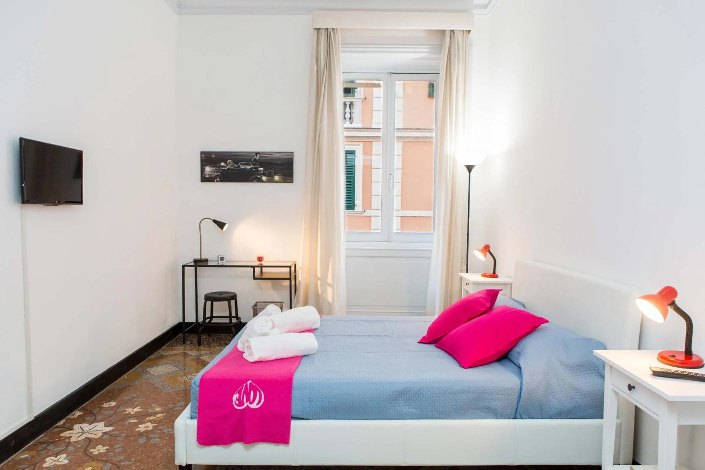 Photo of the whole room, Bed in Leone X Genova Affittacamere