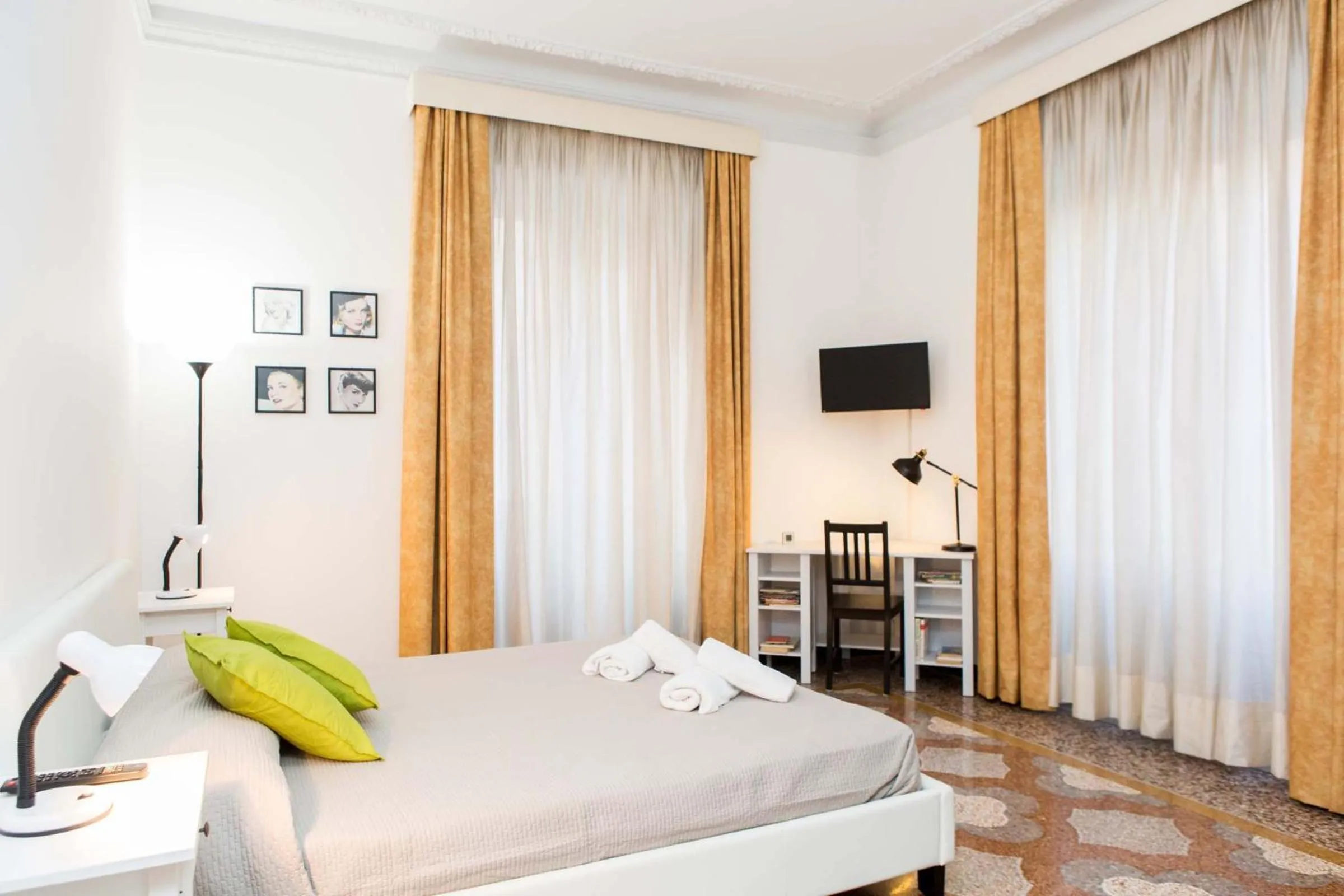 Bedroom, Bed in Leone X Genova Affittacamere