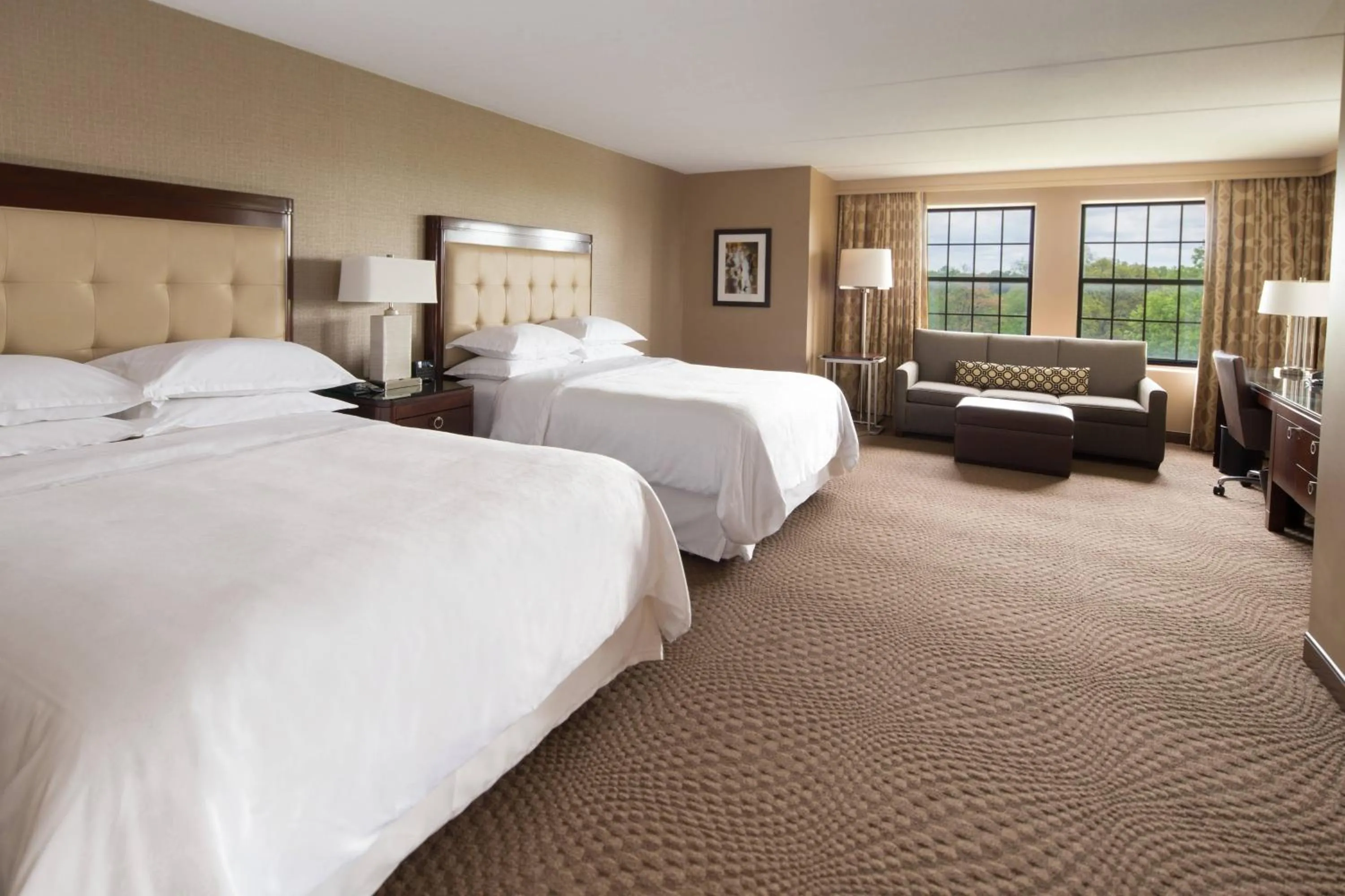 Photo of the whole room, Bed in Sheraton Parsippany Hotel