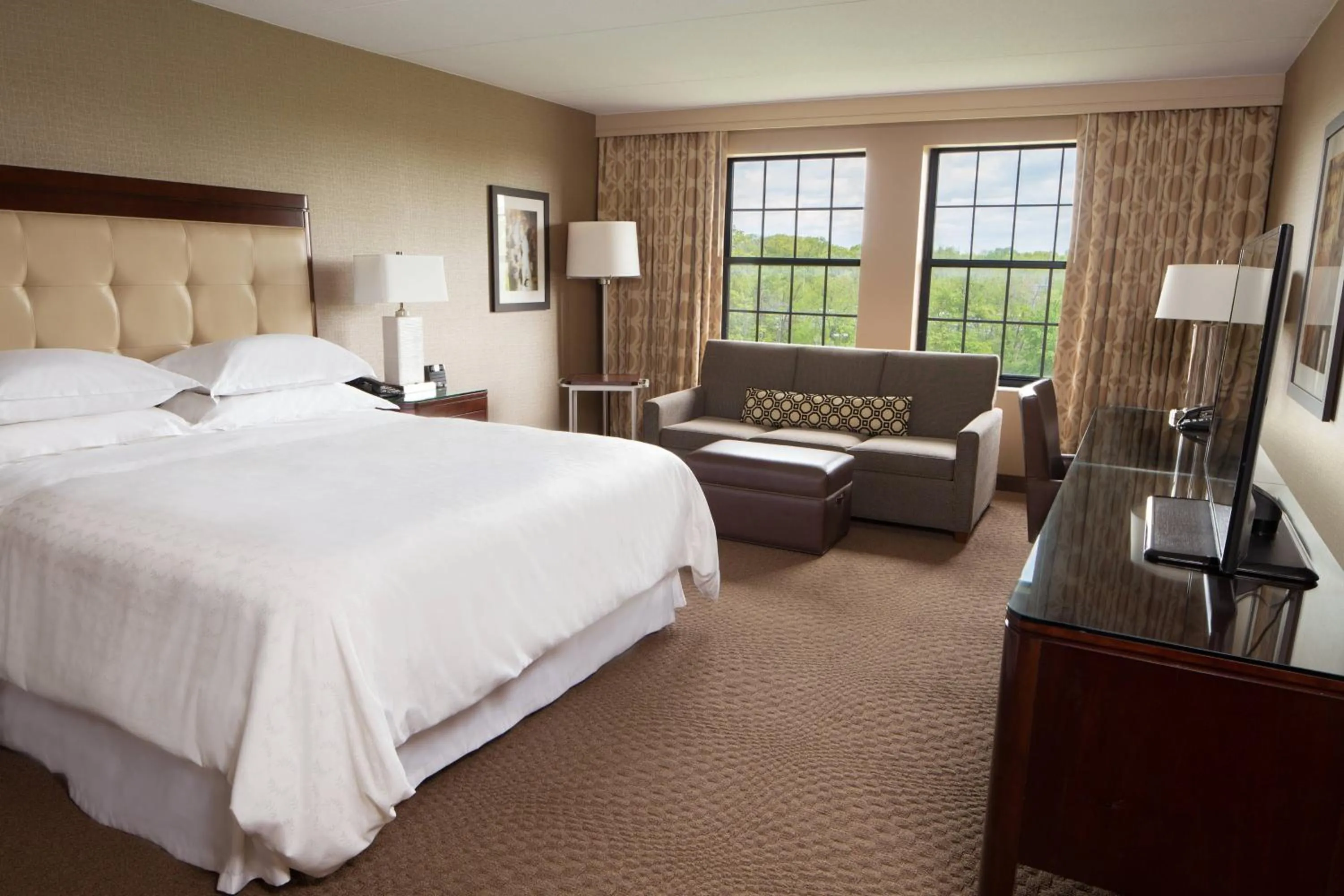 Photo of the whole room, Bed in Sheraton Parsippany Hotel
