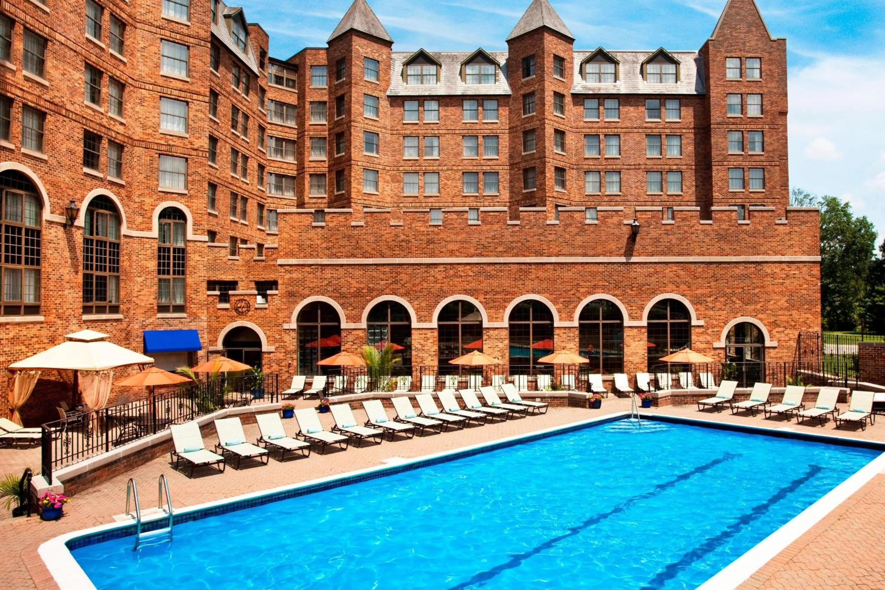 Swimming pool in Sheraton Parsippany Hotel