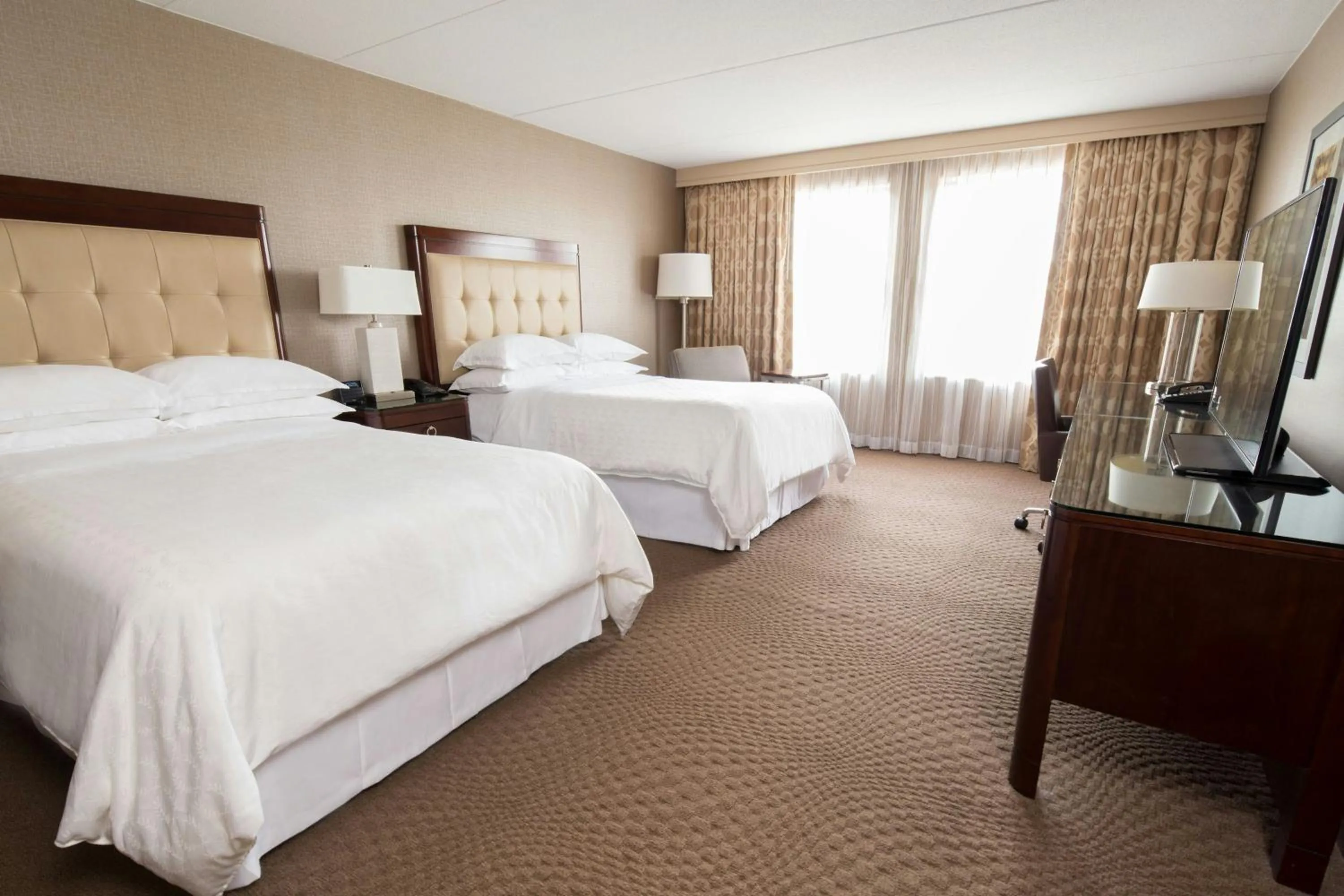 Photo of the whole room, Bed in Sheraton Parsippany Hotel