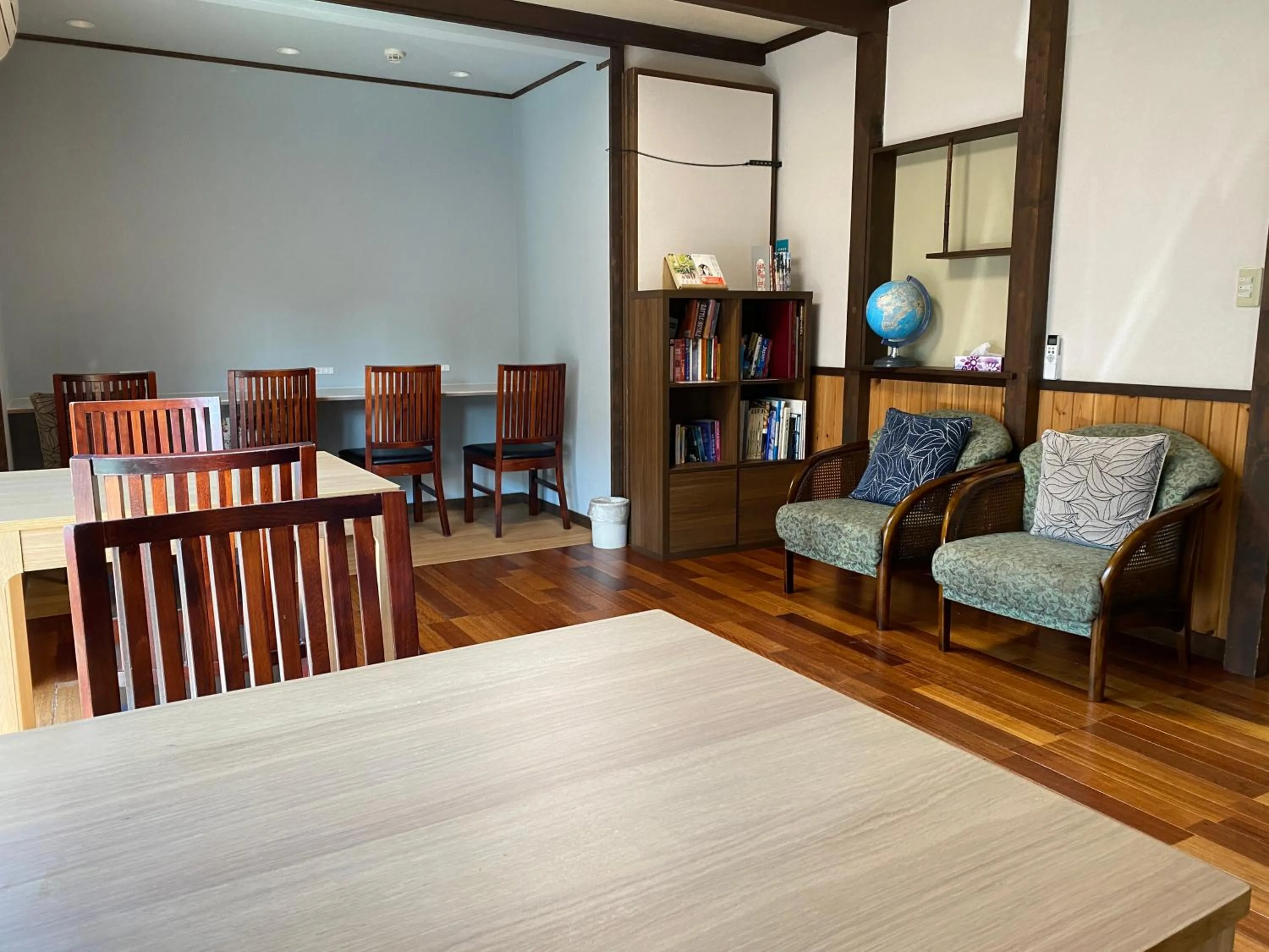 Communal lounge/ TV room in Ryokan Seifuso