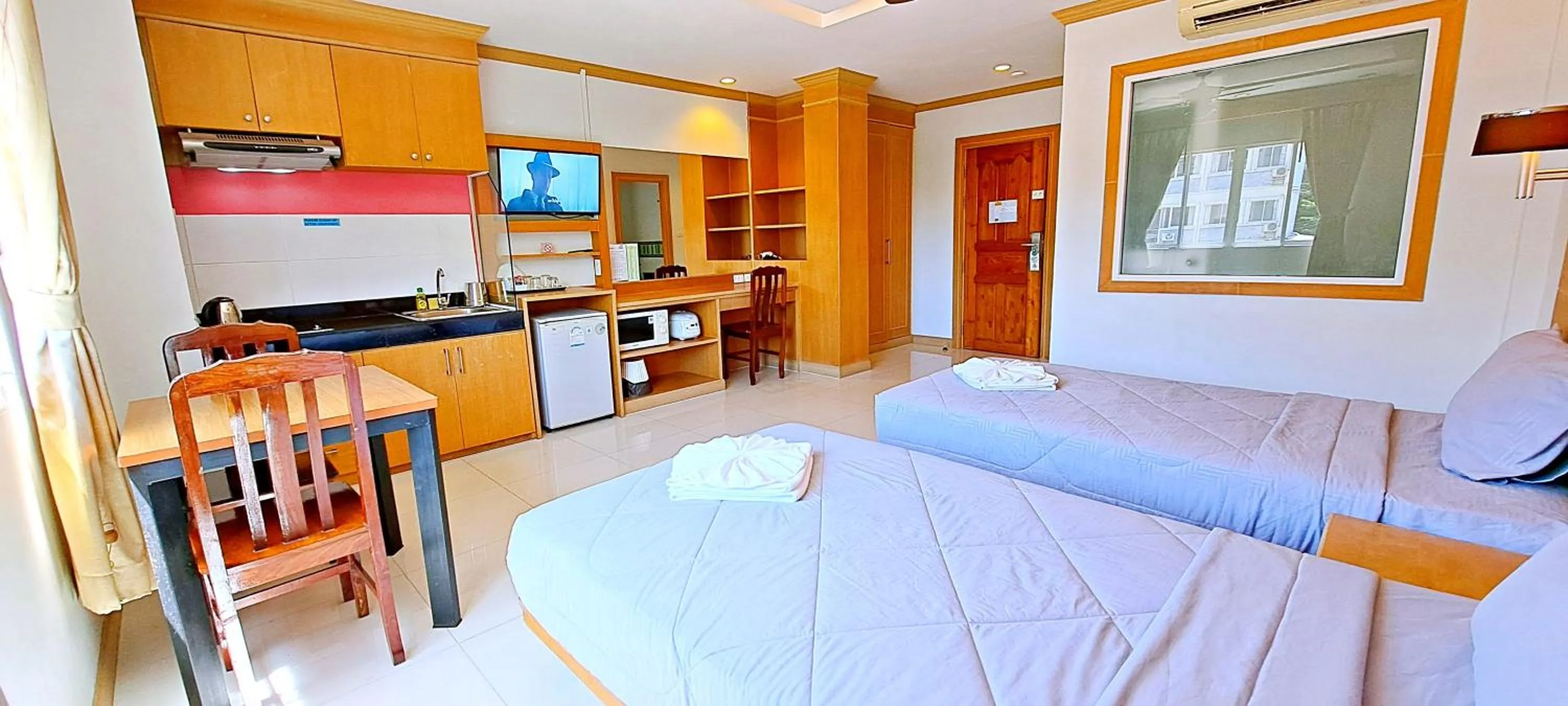 Kitchen or kitchenette, Bed in Green Harbor Hotel & Service Apartment