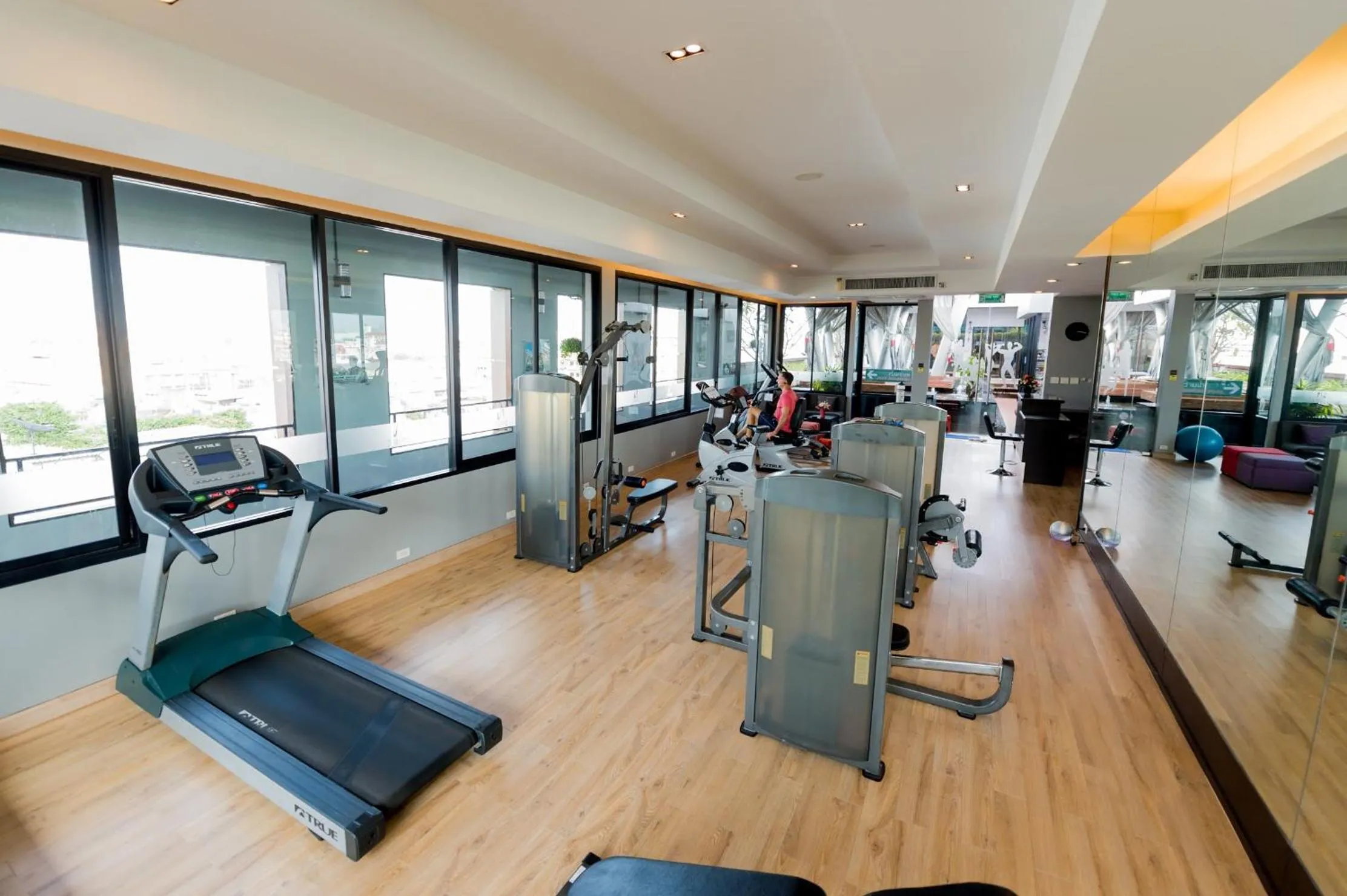 Fitness centre/facilities in Nouvo City Hotel
