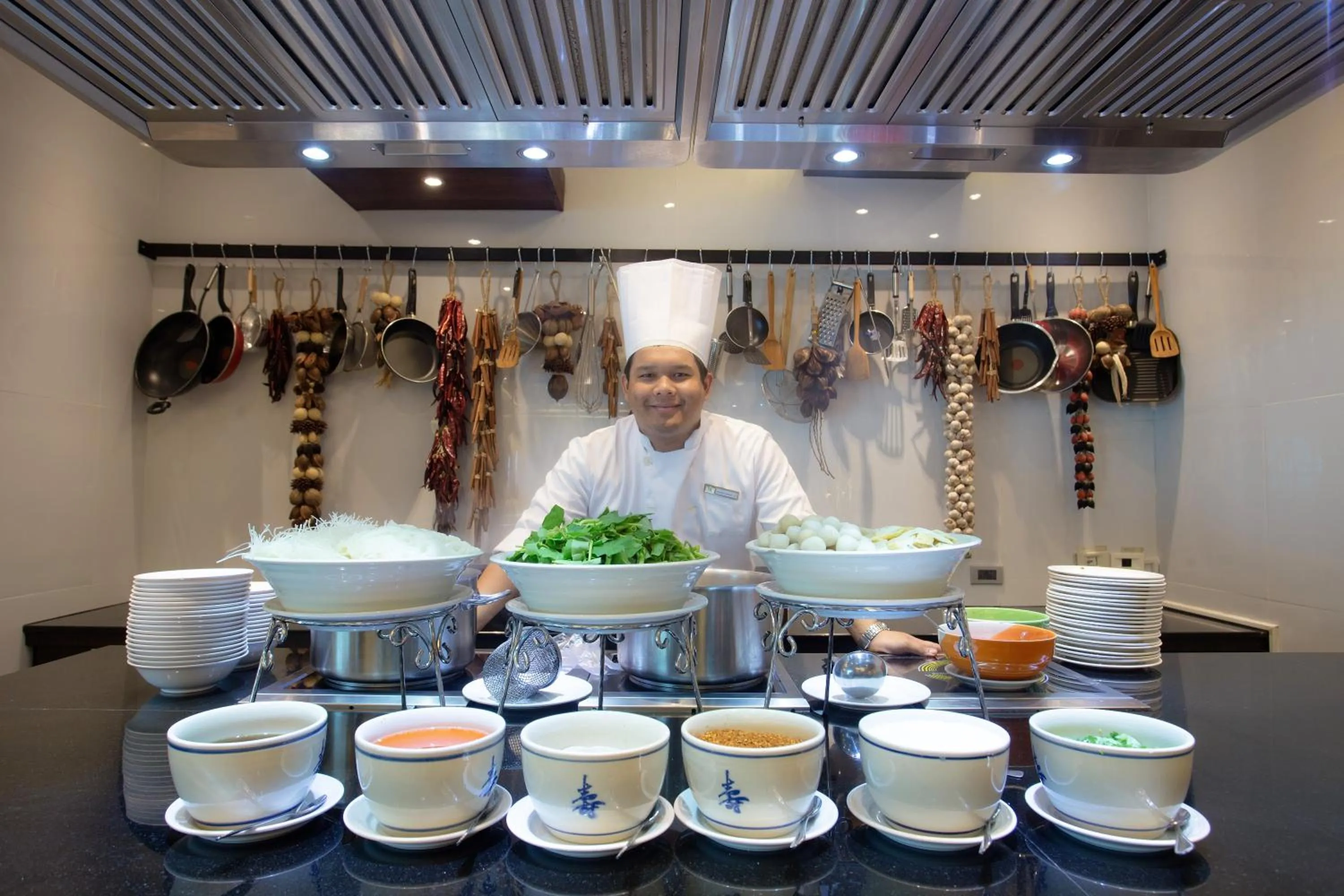 Restaurant/places to eat in Nouvo City Hotel