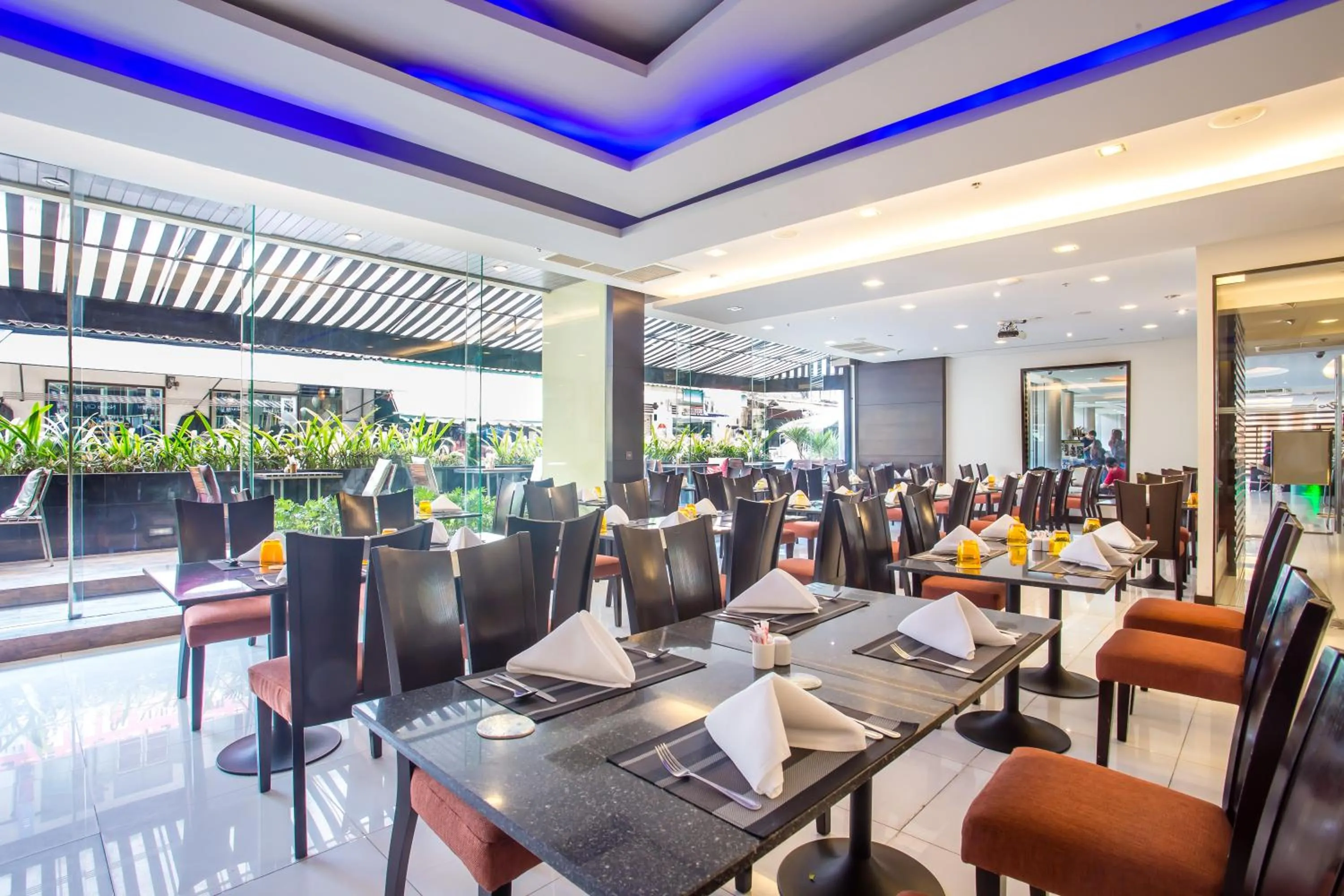 Restaurant/places to eat in Nouvo City Hotel