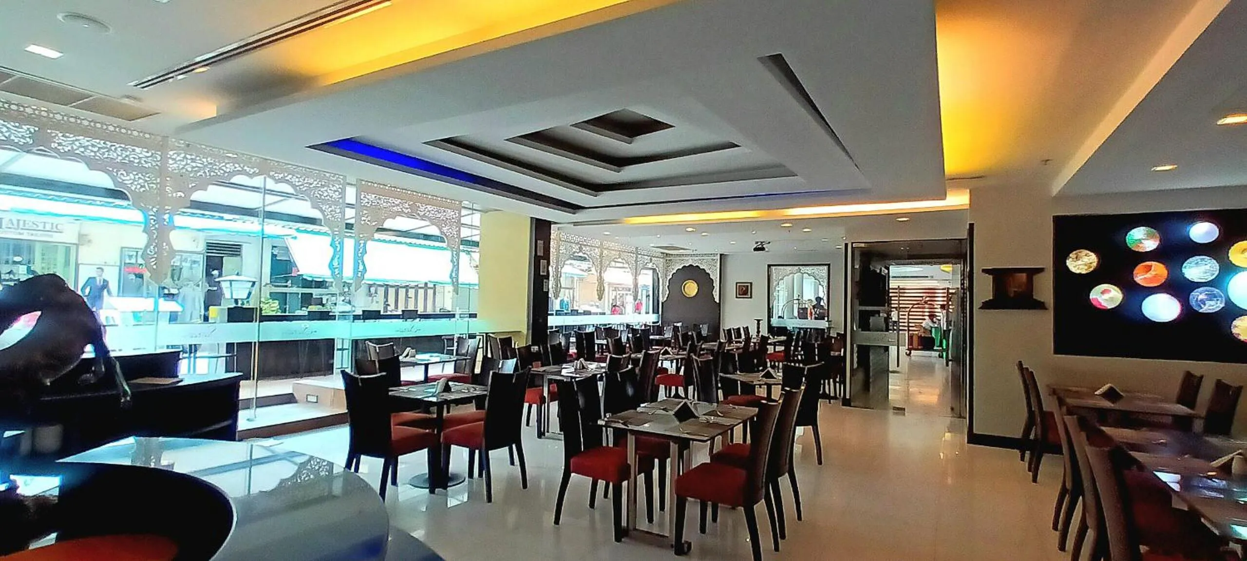 Restaurant/places to eat in Nouvo City Hotel