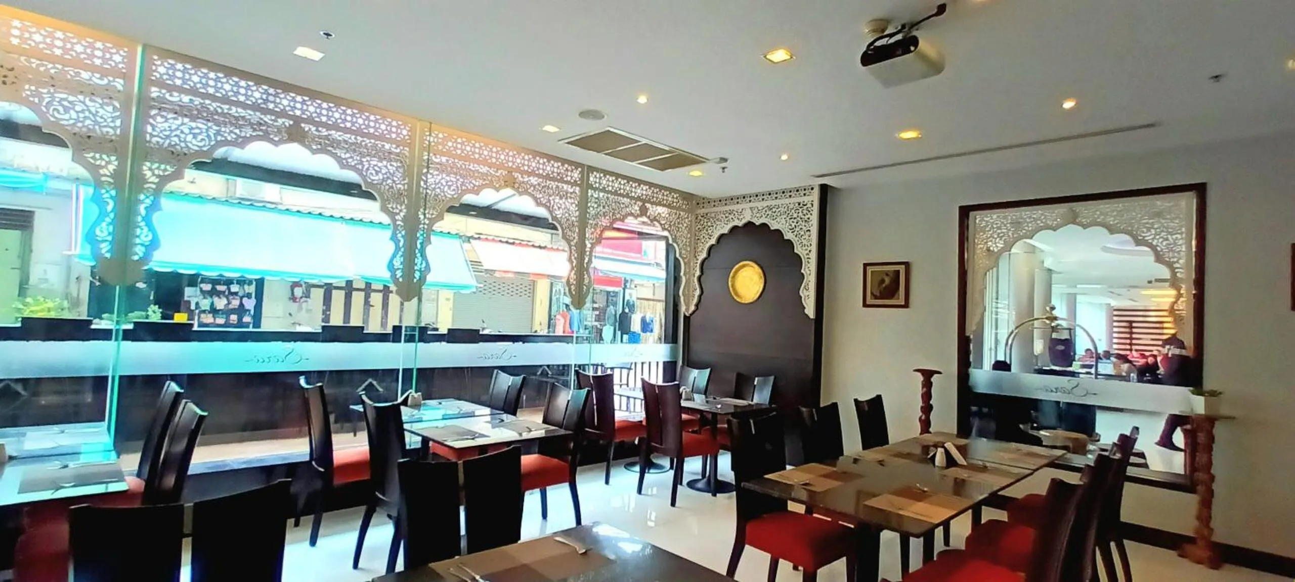 Restaurant/places to eat in Nouvo City Hotel