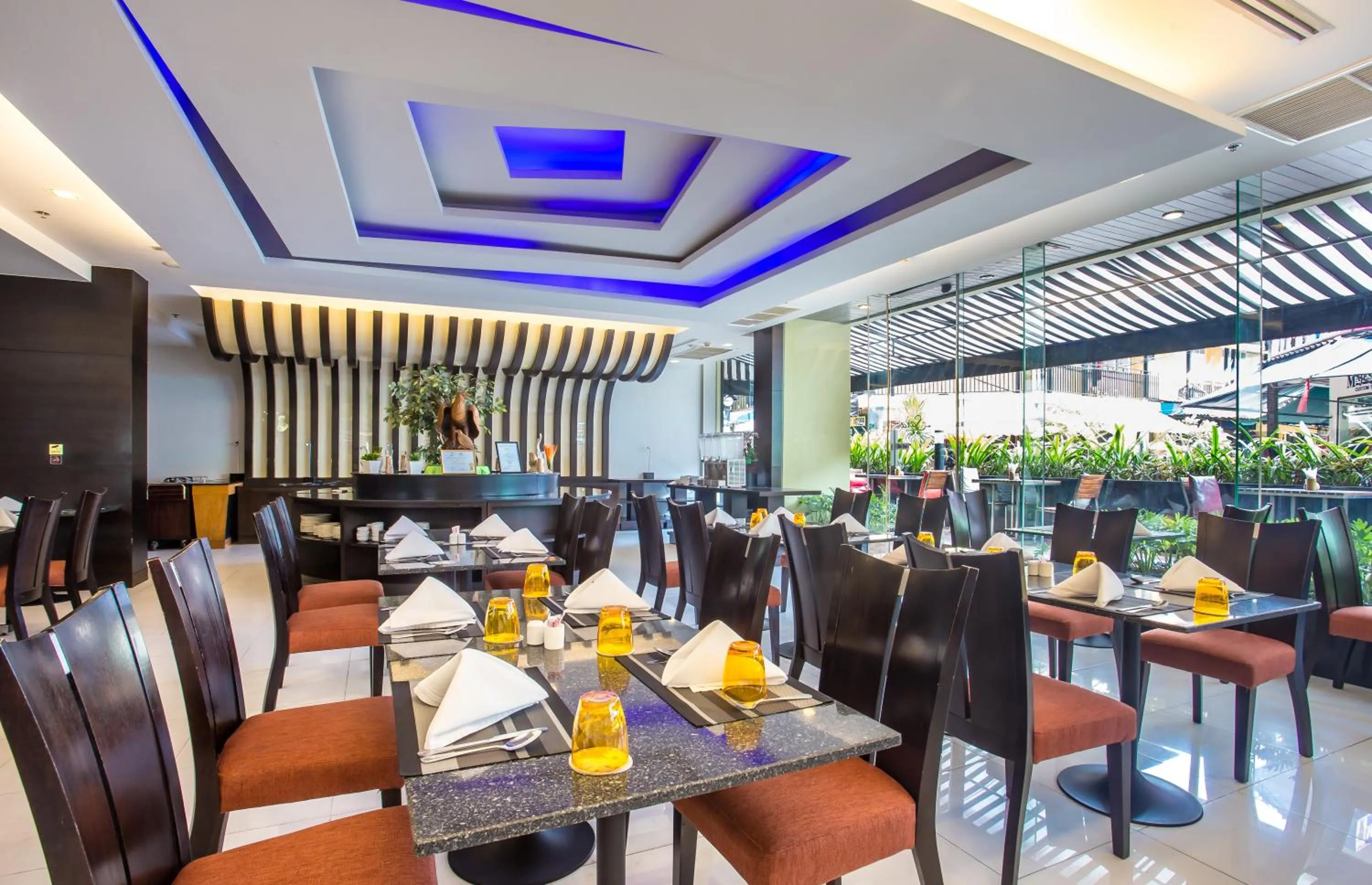 Restaurant/places to eat in Nouvo City Hotel