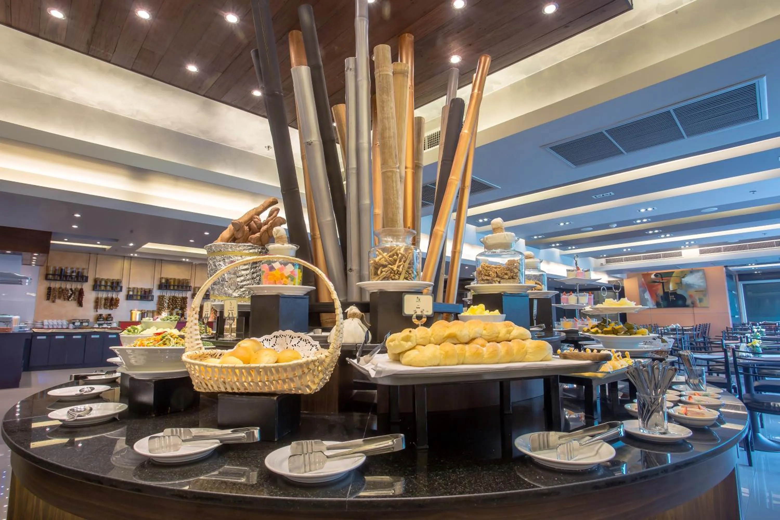 Restaurant/places to eat in Nouvo City Hotel