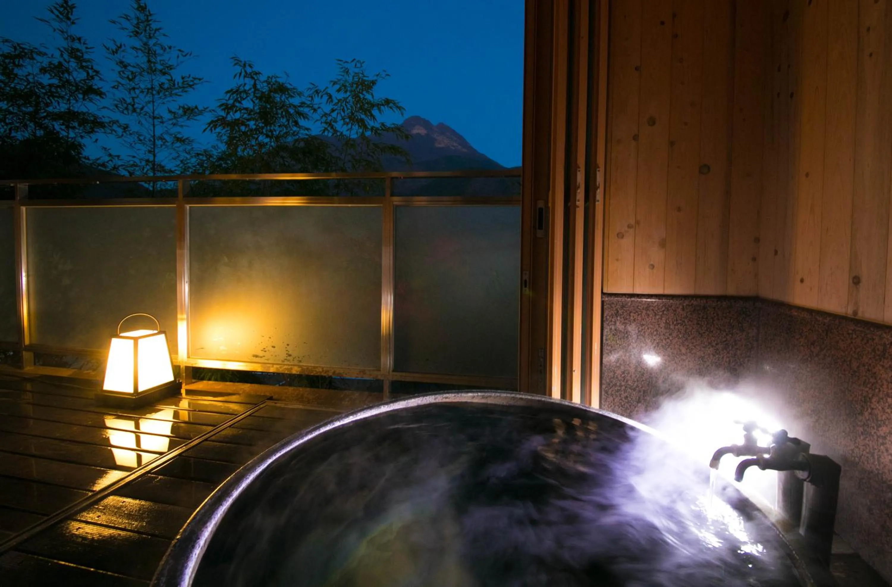 Hot Spring Bath in Yufuin Kaorinosato Hanamura