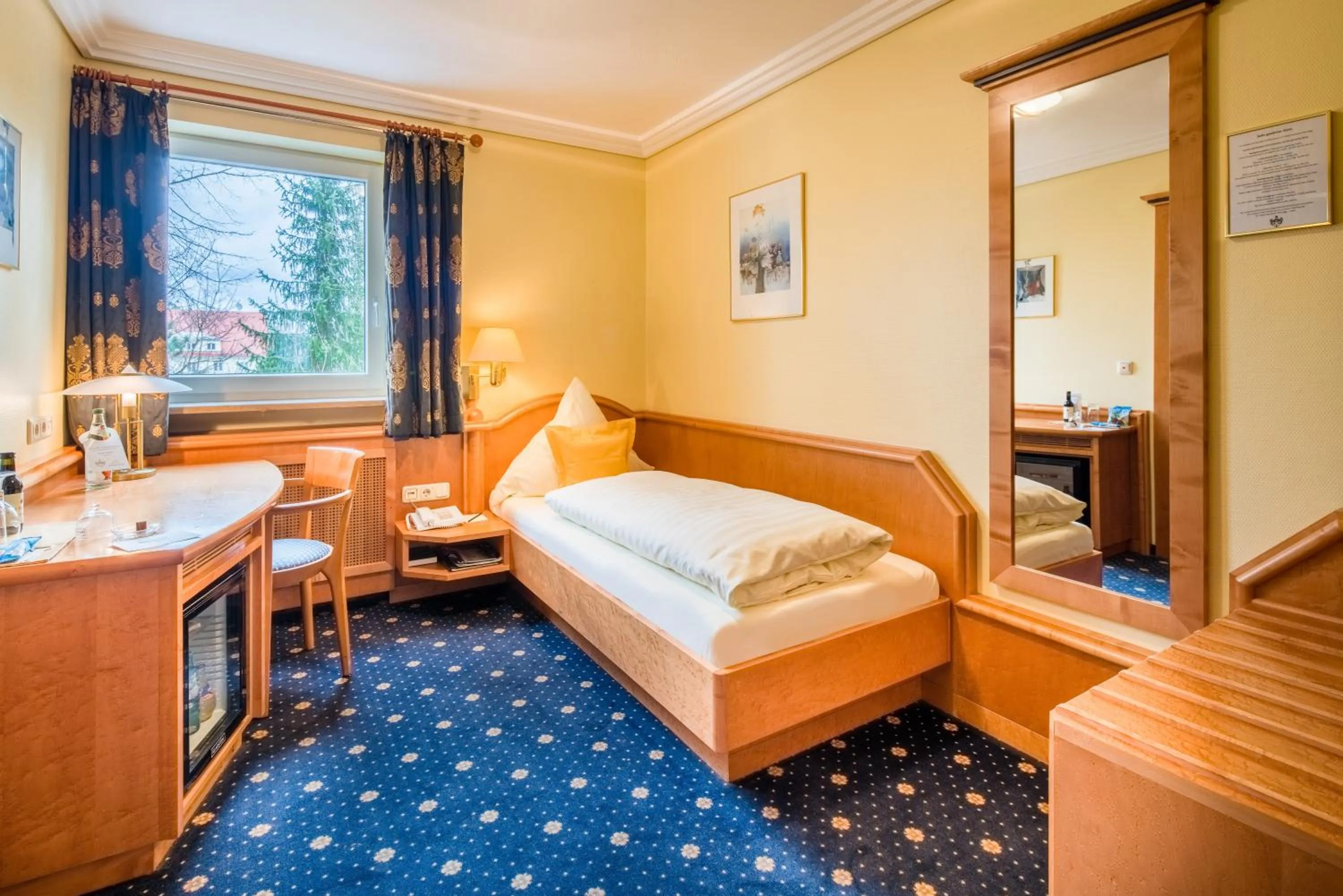 Bed in Hotel Asemann Planegg