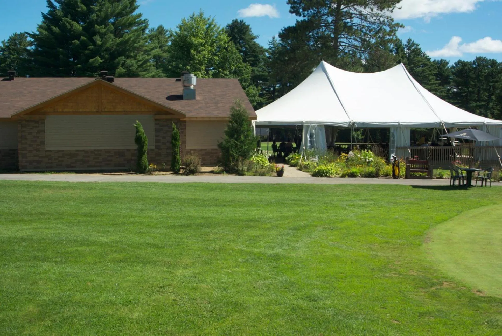 Restaurant/places to eat in Rawdon Golf Resort