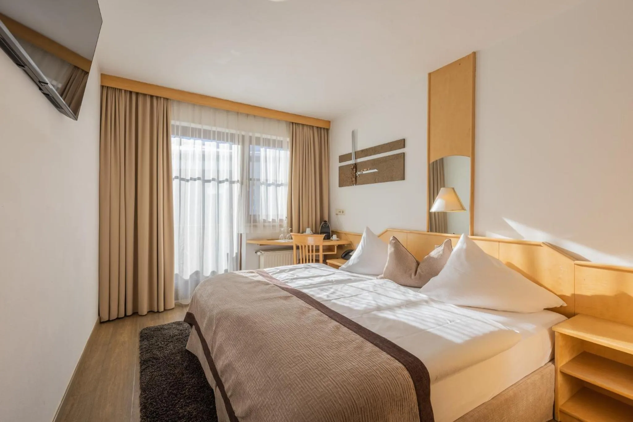 Photo of the whole room, Bed in Hotel Central