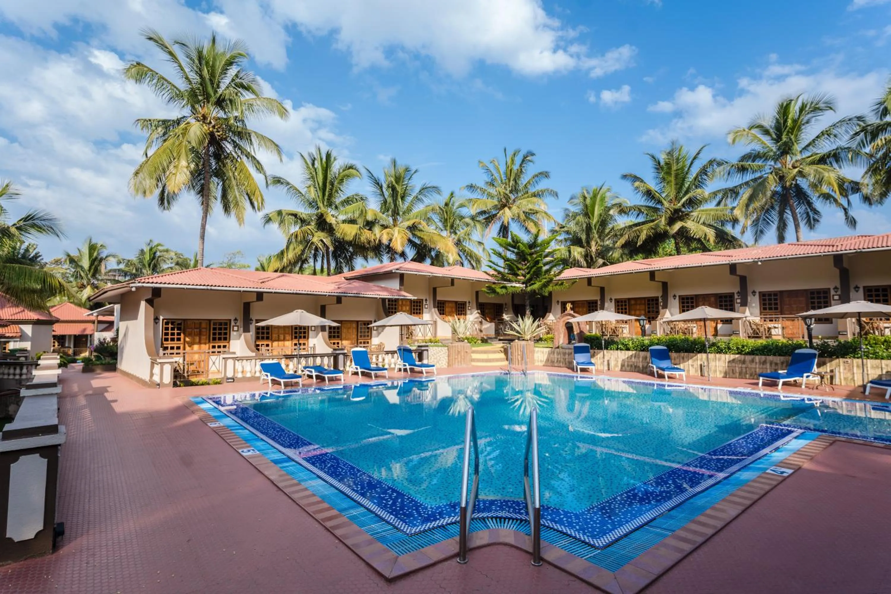 Swimming pool in Leoney Resort Goa