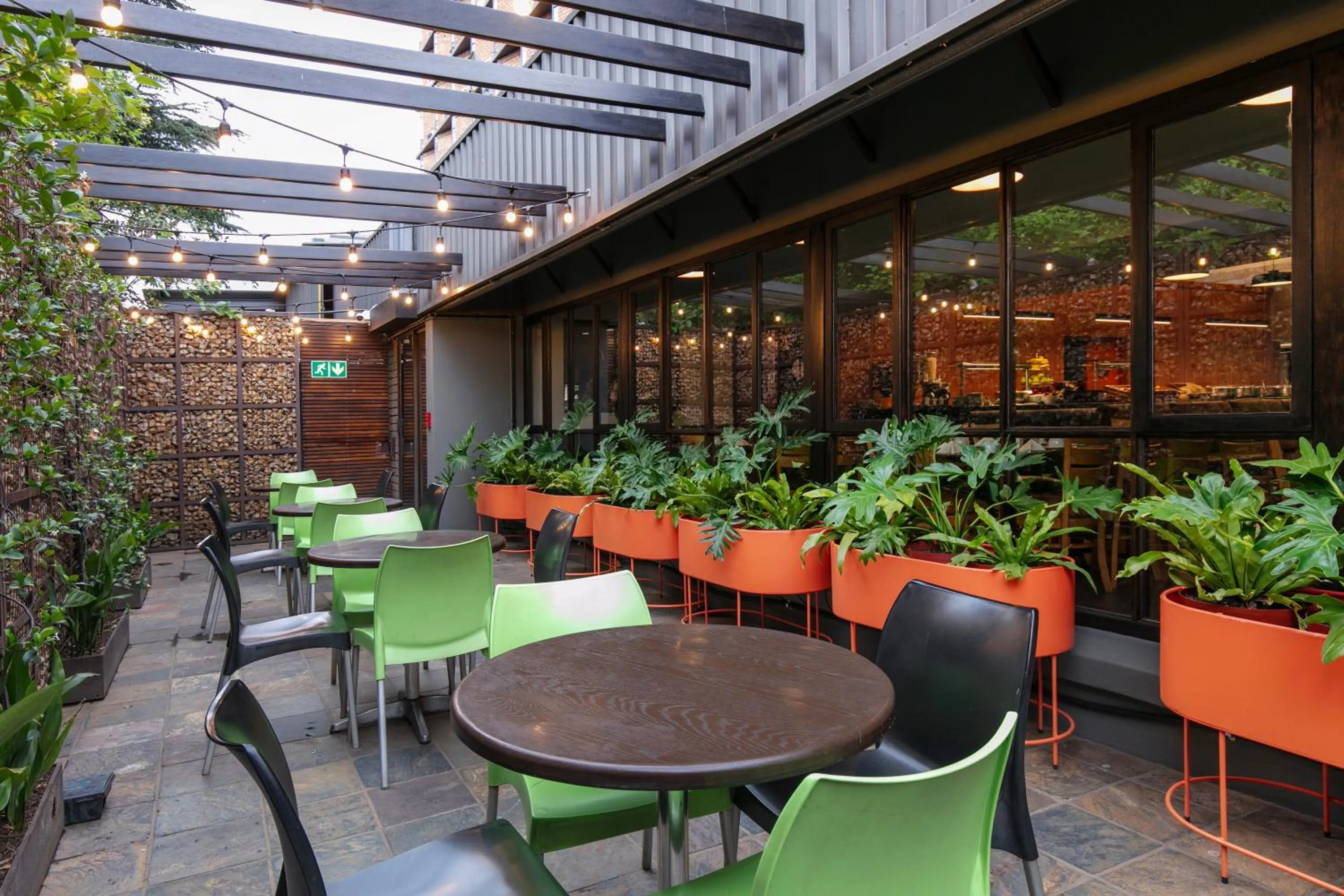 Restaurant/places to eat in Hotel 224 & Apartments