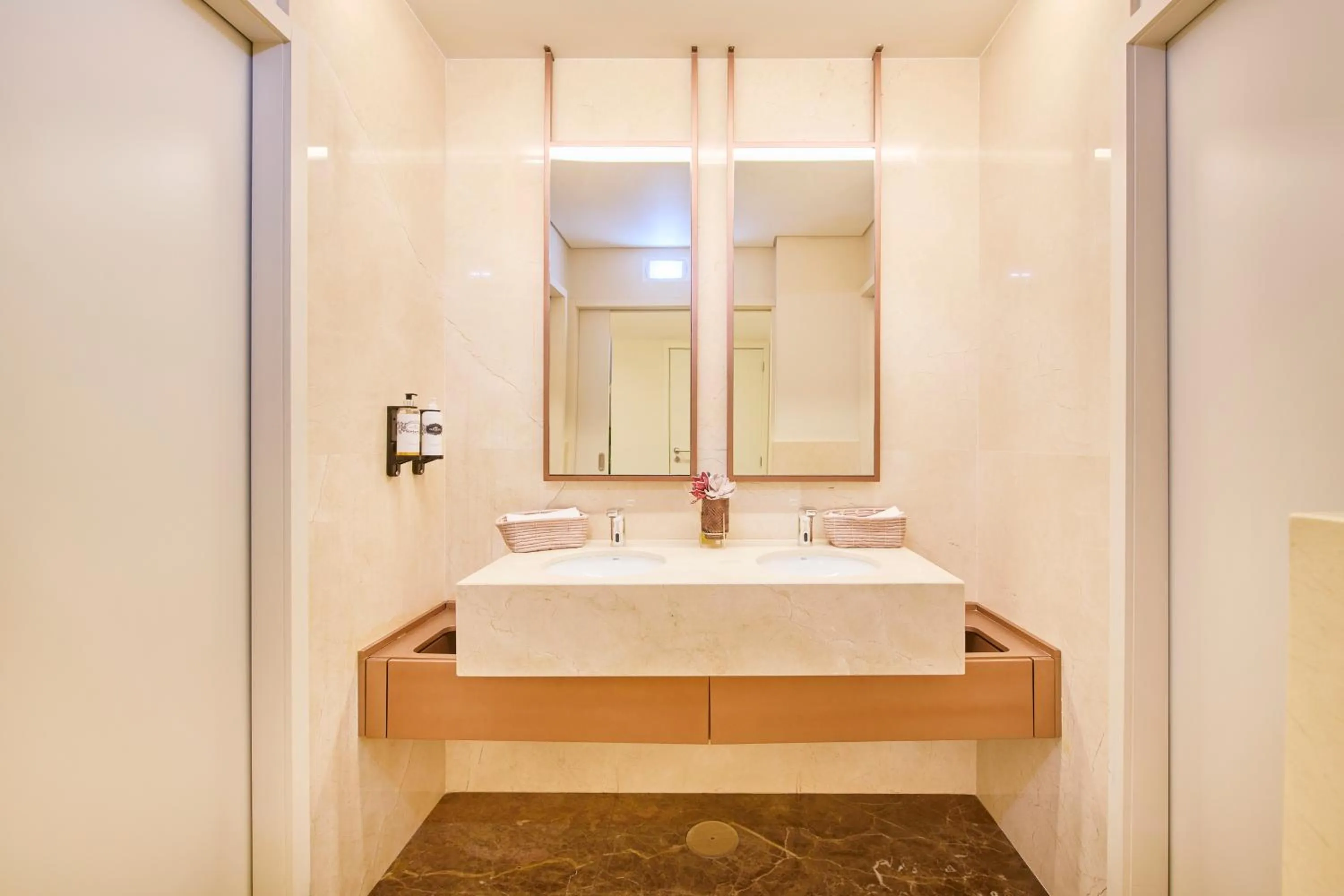 Bathroom, Bed in Hotel Moon & Sun Braga