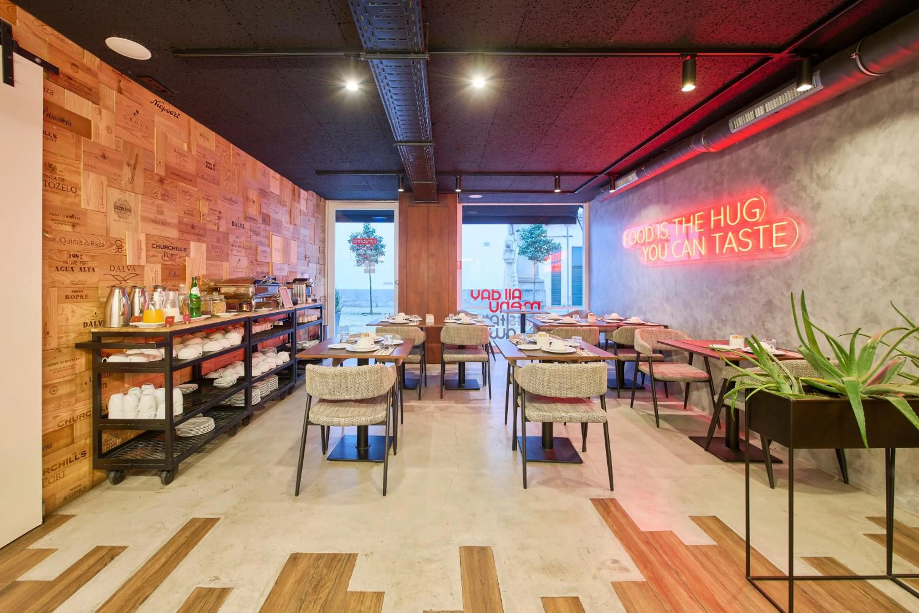 Restaurant/places to eat in Hotel Moon & Sun Braga